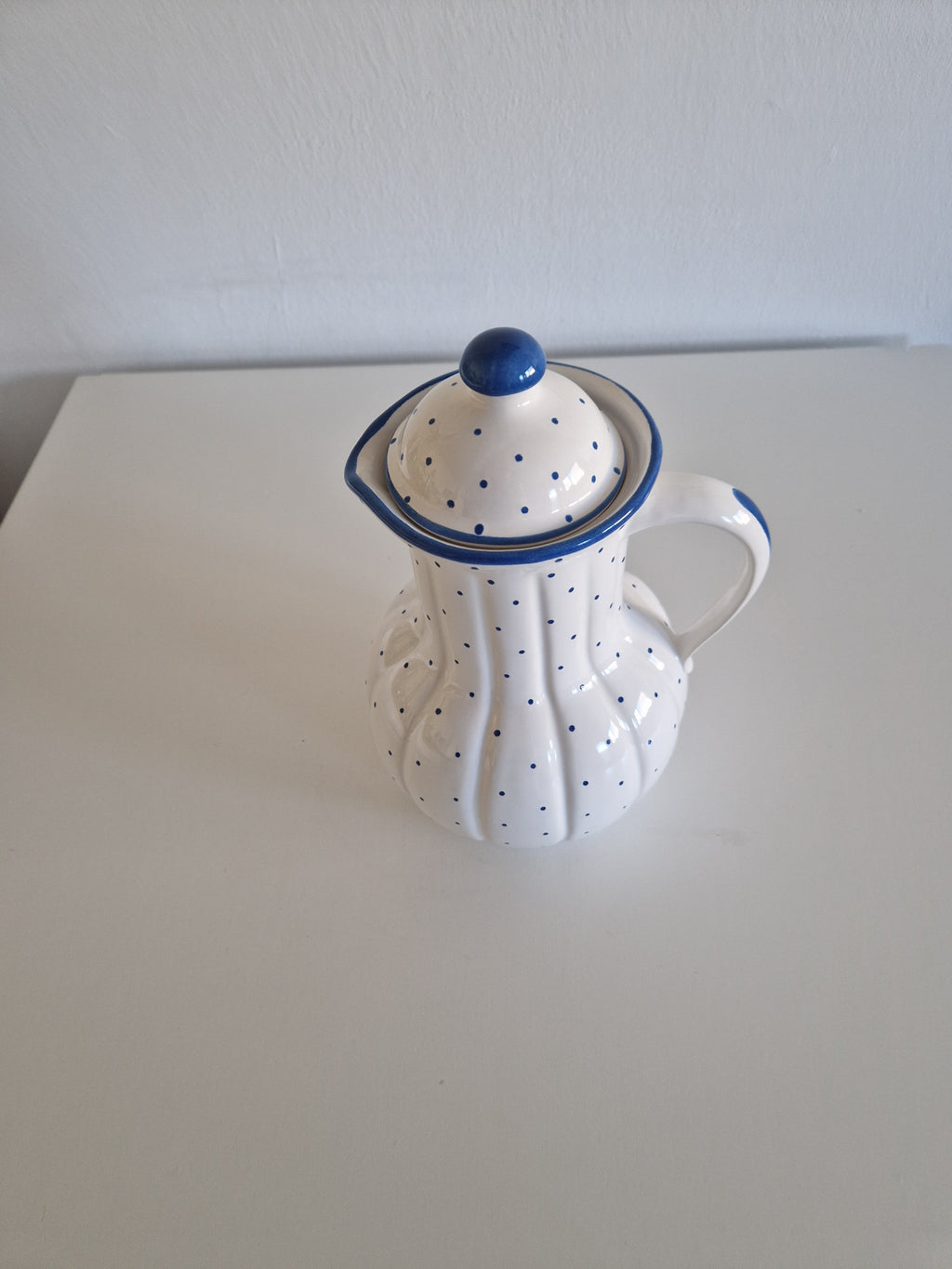 Vintage Gmundner Keramik Lidded Jug | Blaupunkte Blue Dot Pattern | Ribbed Lobed Form with Lid | Model 560 O, c. Mid-20th Century