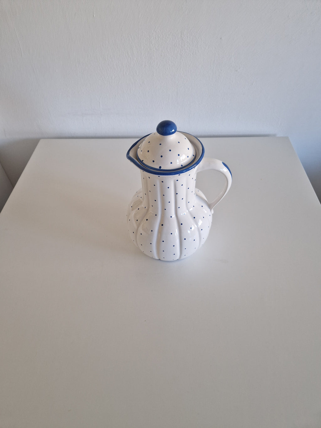 Vintage Gmundner Keramik Lidded Jug | Blaupunkte Blue Dot Pattern | Ribbed Lobed Form with Lid | Model 560 O, c. Mid-20th Century