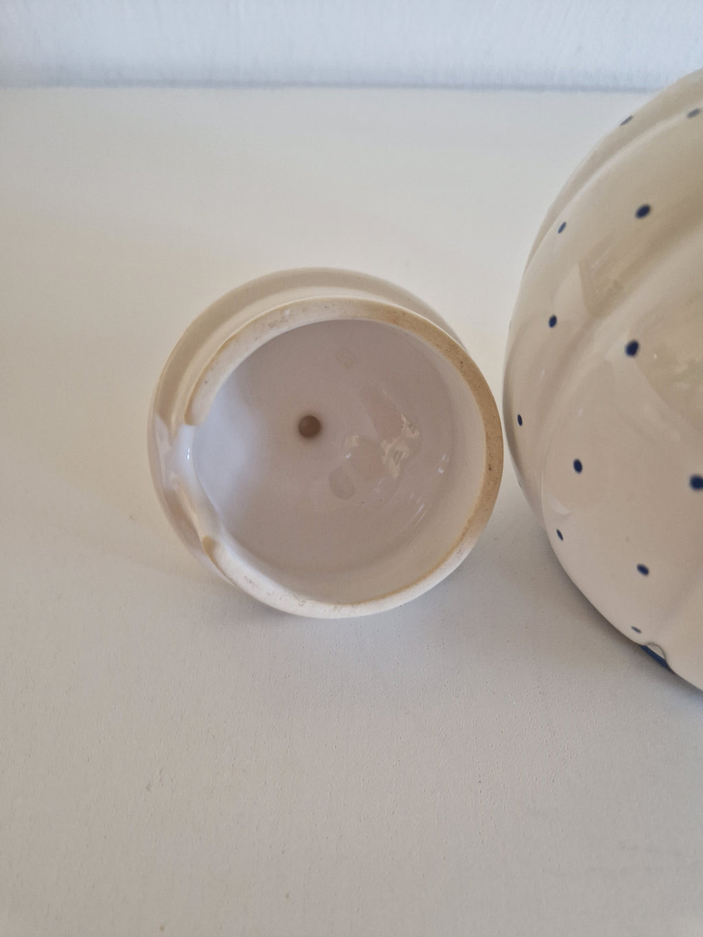 Vintage Gmundner Keramik Lidded Jug | Blaupunkte Blue Dot Pattern | Ribbed Lobed Form with Lid | Model 560 O, c. Mid-20th Century
