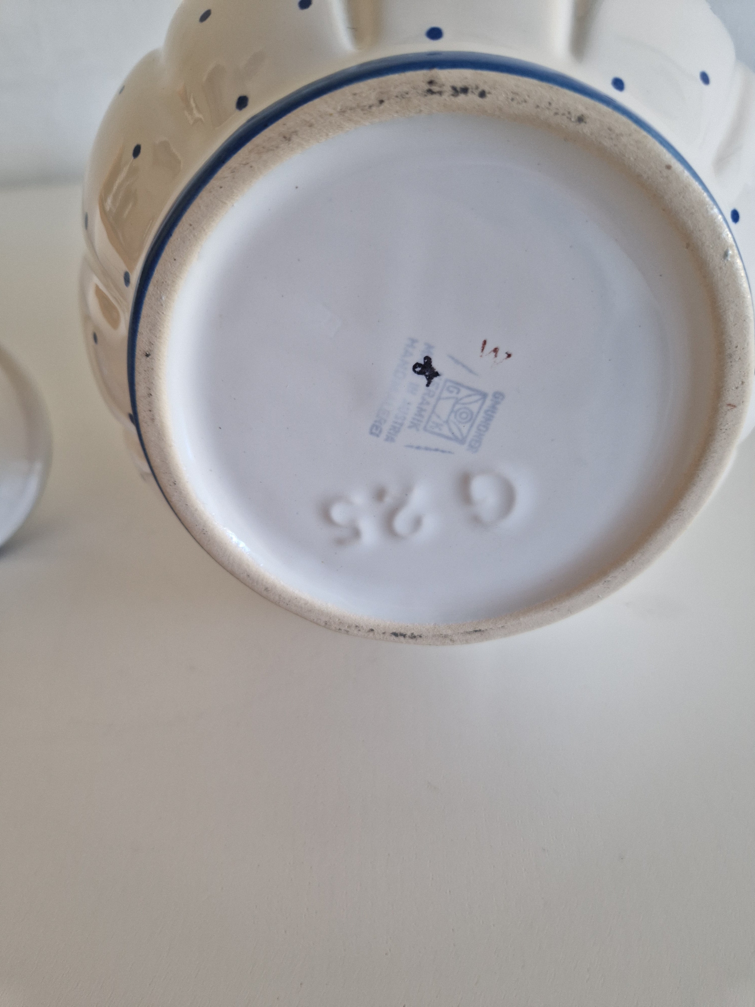 Vintage Gmundner Keramik Lidded Jug | Blaupunkte Blue Dot Pattern | Ribbed Lobed Form with Lid | Model 560 O, c. Mid-20th Century