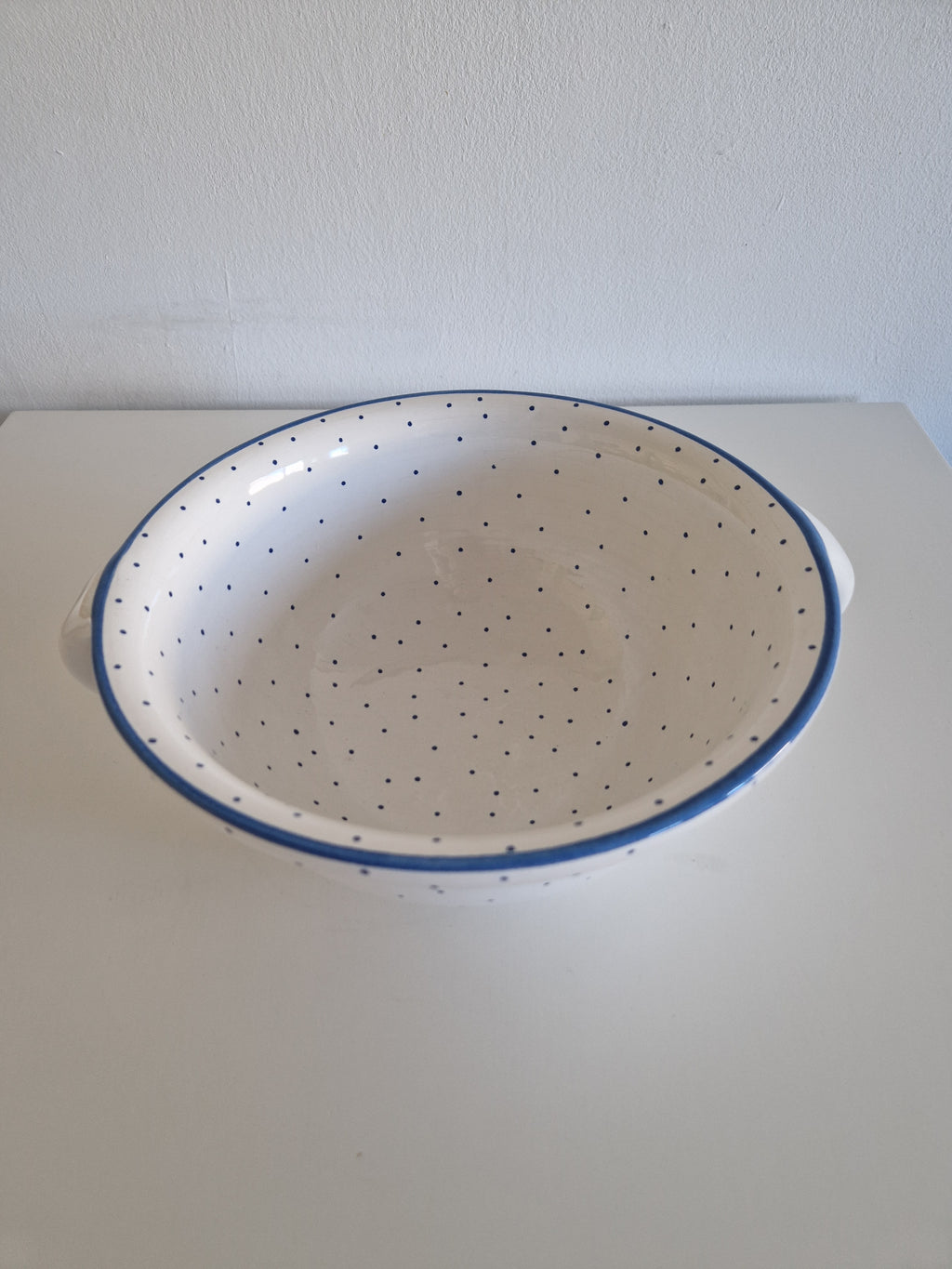 Große Salatschüssel aus Gmundner Keramik im Vintage-Stil | Dekor „Blaupunkte“ | Henkel | ca. Mitte 20. Jahrhundert