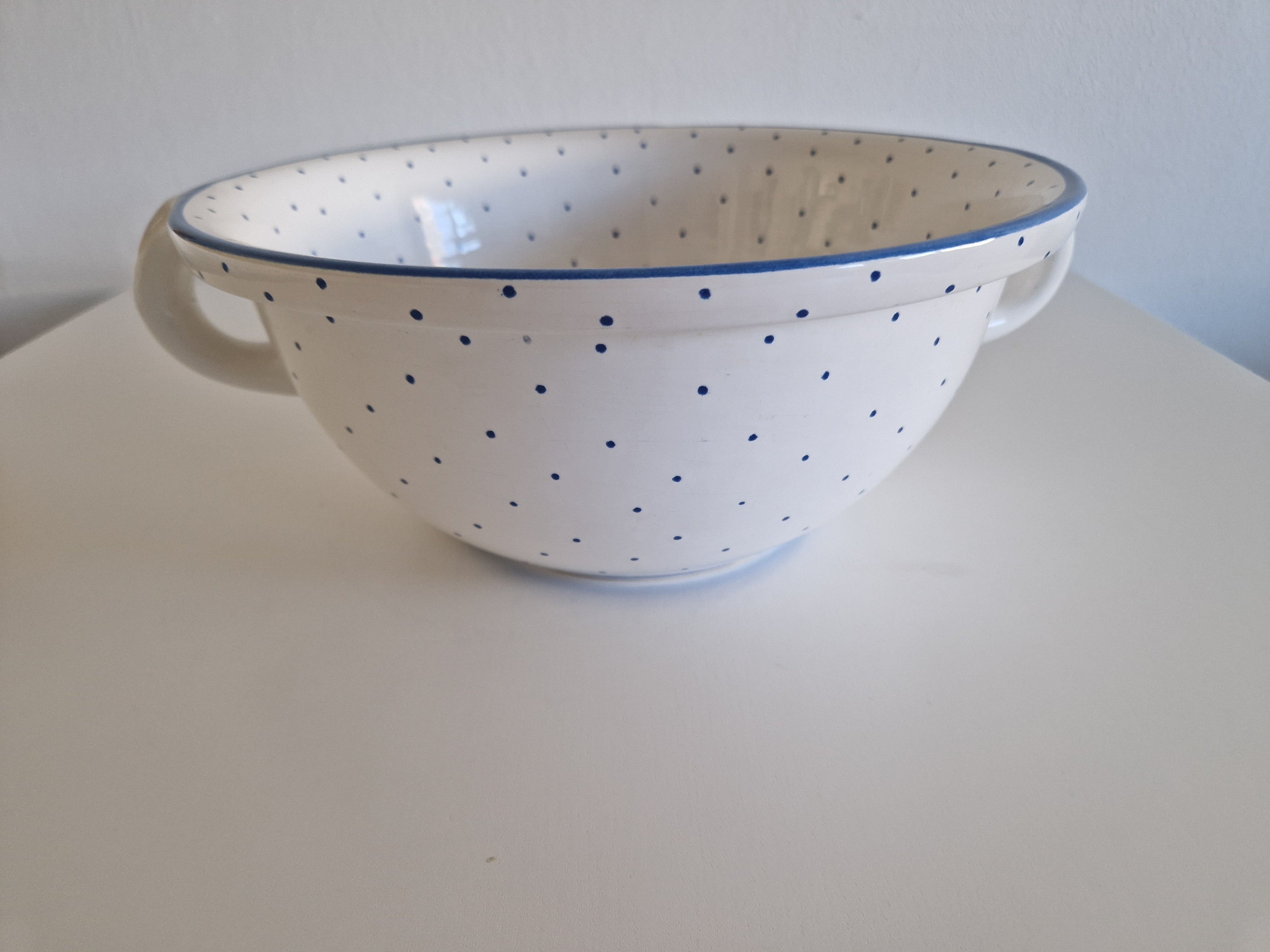 Große Salatschüssel aus Gmundner Keramik im Vintage-Stil | Dekor „Blaupunkte“ | Henkel | ca. Mitte 20. Jahrhundert