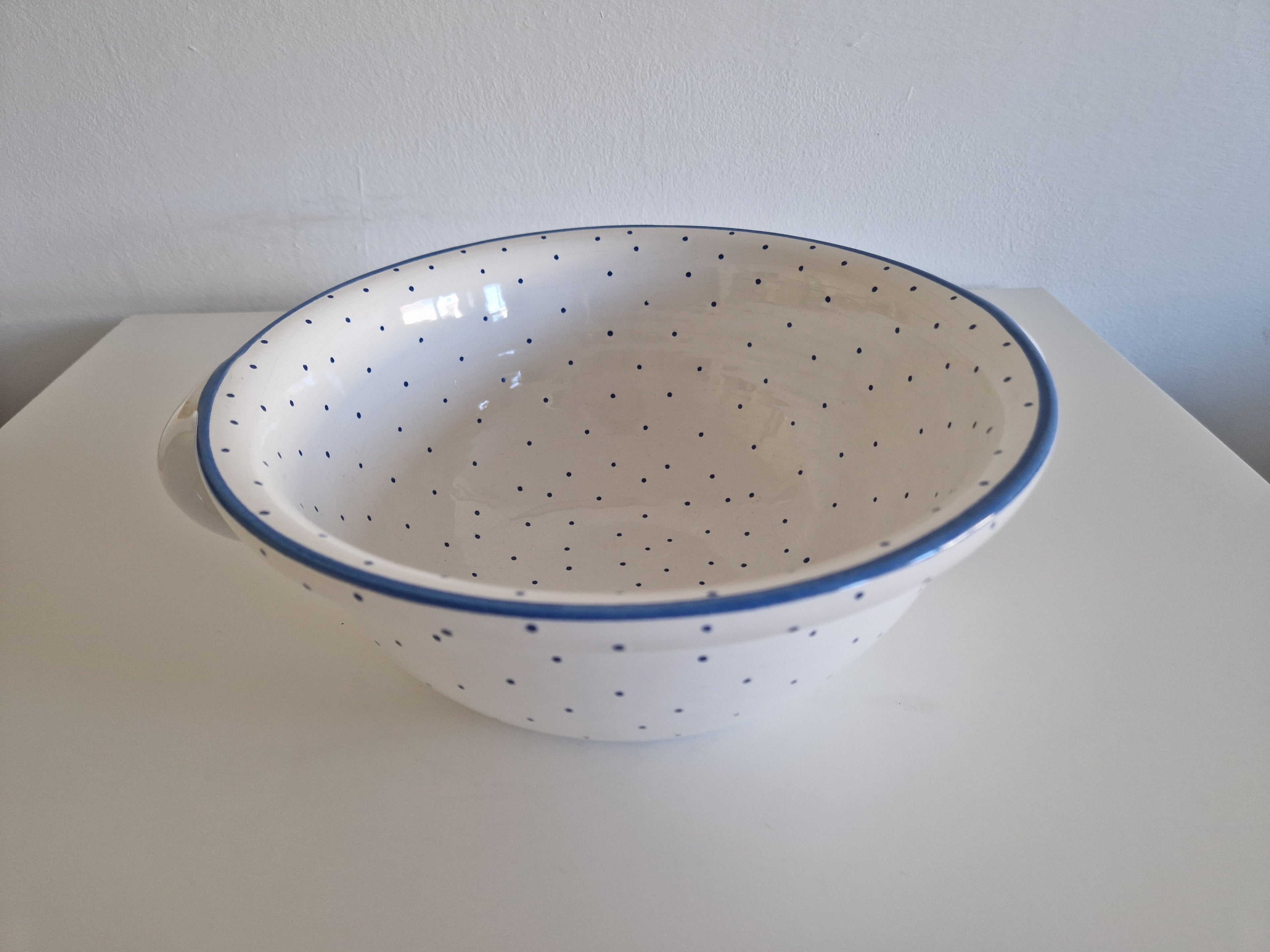 Große Salatschüssel aus Gmundner Keramik im Vintage-Stil | Dekor „Blaupunkte“ | Henkel | ca. Mitte 20. Jahrhundert