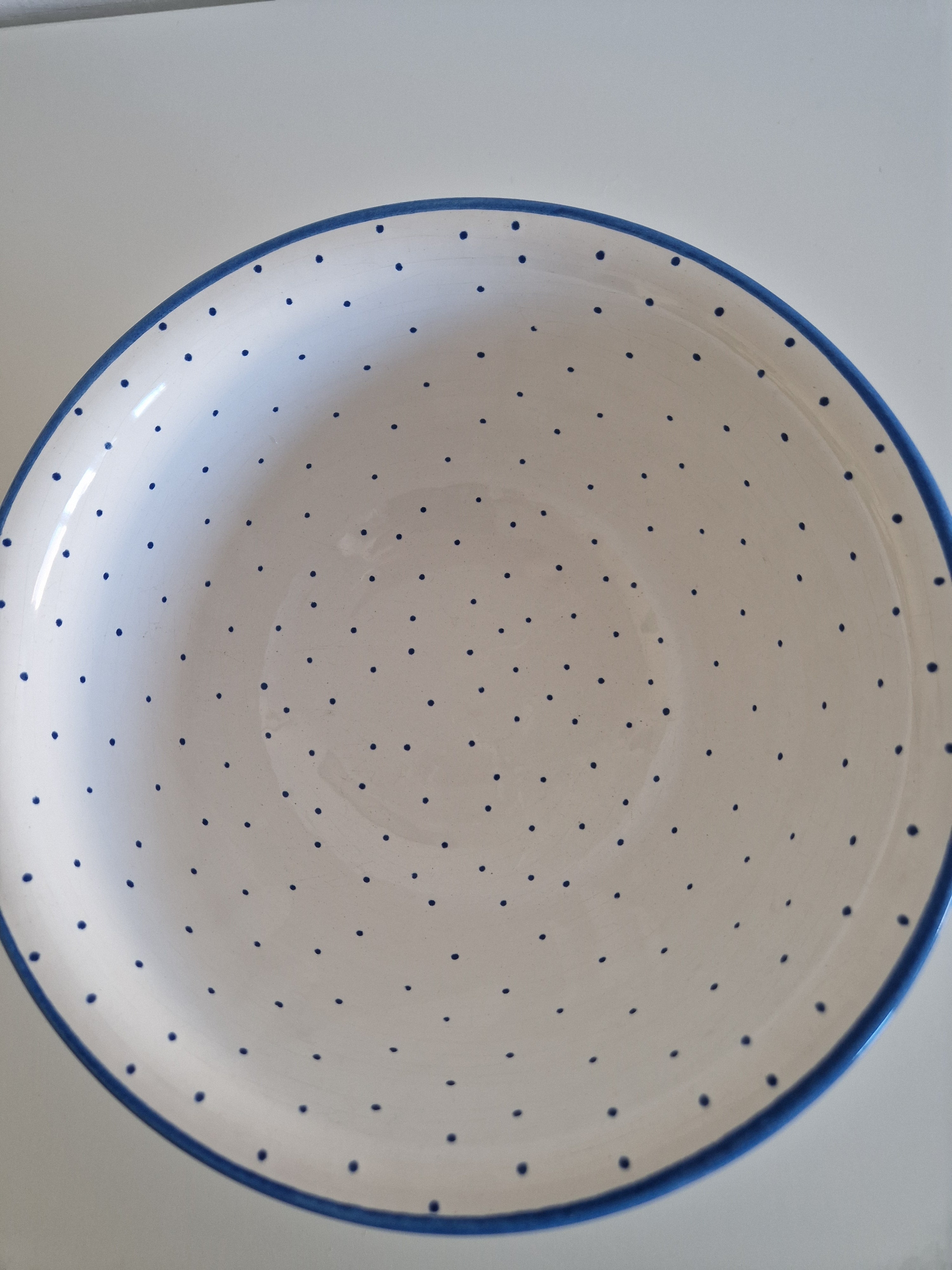Große Salatschüssel aus Gmundner Keramik im Vintage-Stil | Dekor „Blaupunkte“ | Henkel | ca. Mitte 20. Jahrhundert