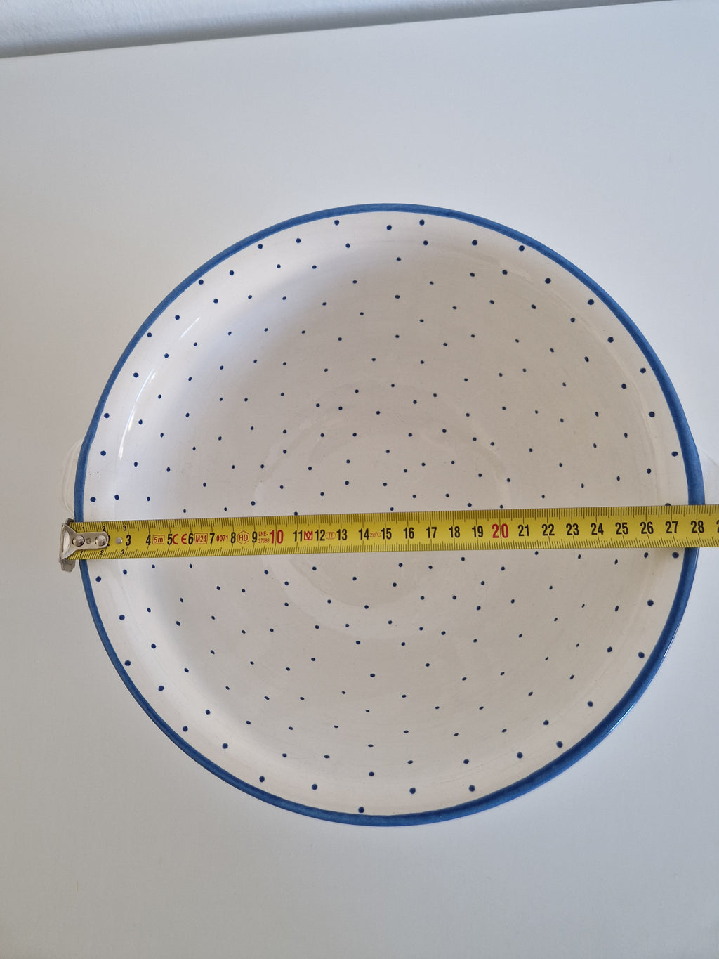 Große Salatschüssel aus Gmundner Keramik im Vintage-Stil | Dekor „Blaupunkte“ | Henkel | ca. Mitte 20. Jahrhundert