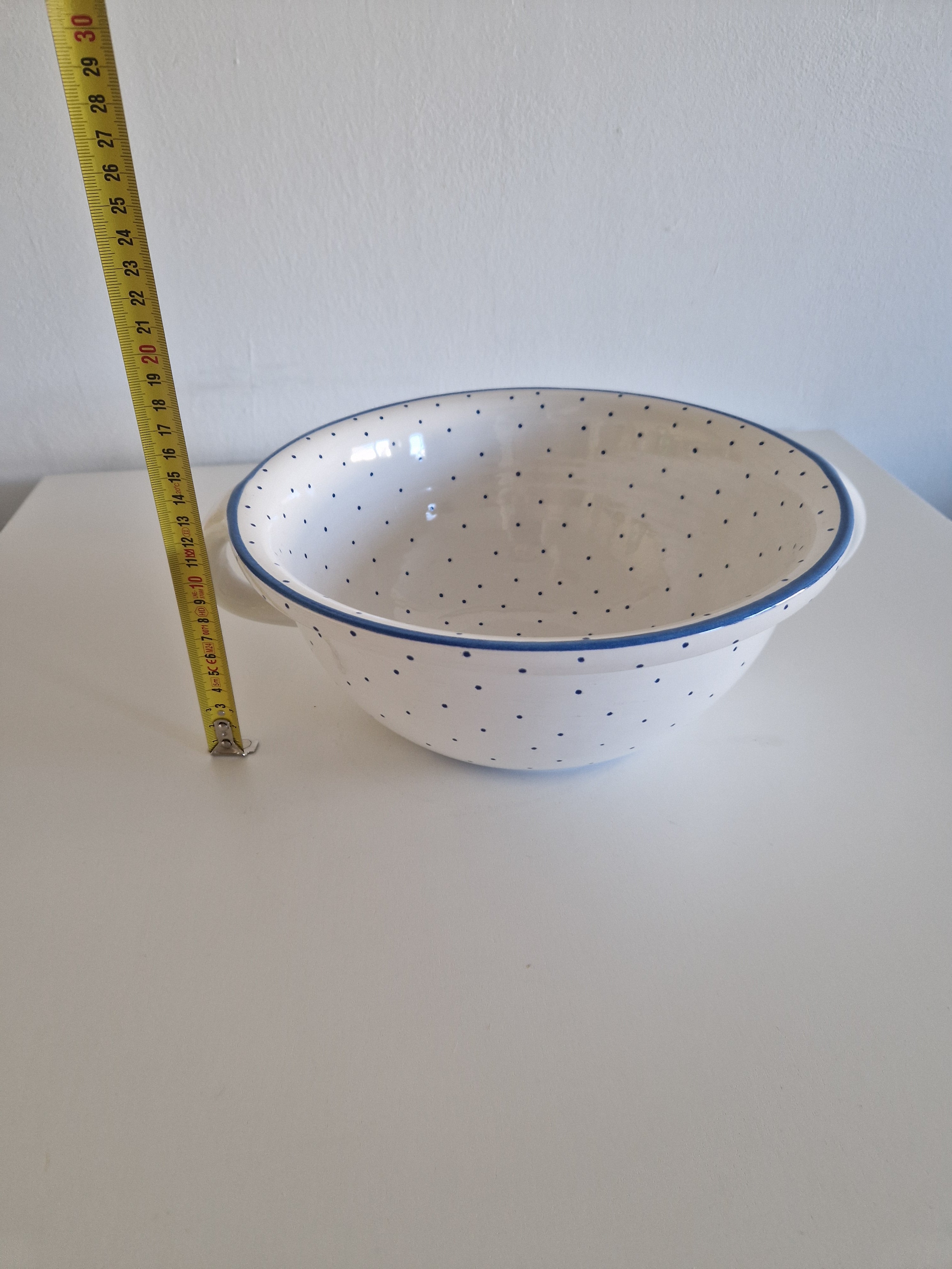 Große Salatschüssel aus Gmundner Keramik im Vintage-Stil | Dekor „Blaupunkte“ | Henkel | ca. Mitte 20. Jahrhundert