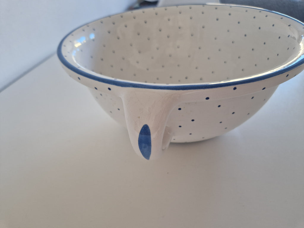 Große Salatschüssel aus Gmundner Keramik im Vintage-Stil | Dekor „Blaupunkte“ | Henkel | ca. Mitte 20. Jahrhundert