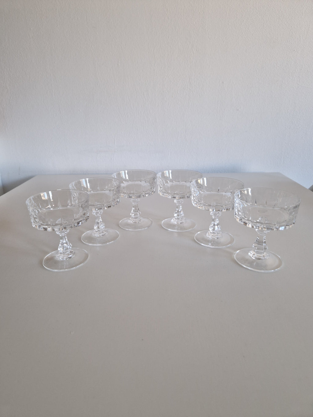 Französische Vintage Kristall-Likörkelche | 6er Set | Blockfacetten-Presskristall | Mitte bis Ende 20. Jahrhundert
