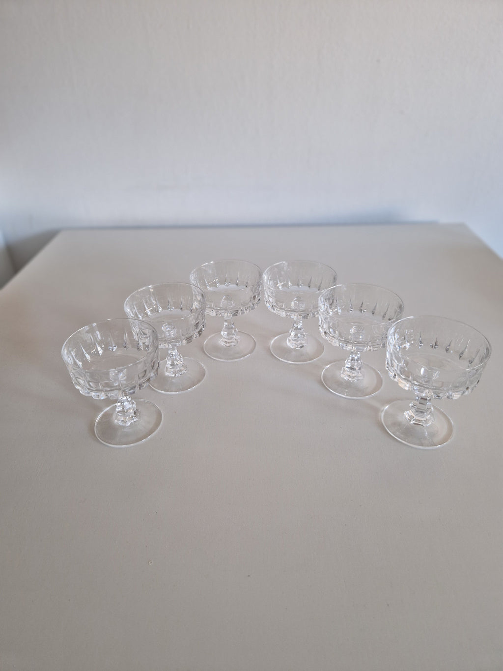 Französische Vintage Kristall-Likörkelche | 6er Set | Blockfacetten-Presskristall | Mitte bis Ende 20. Jahrhundert