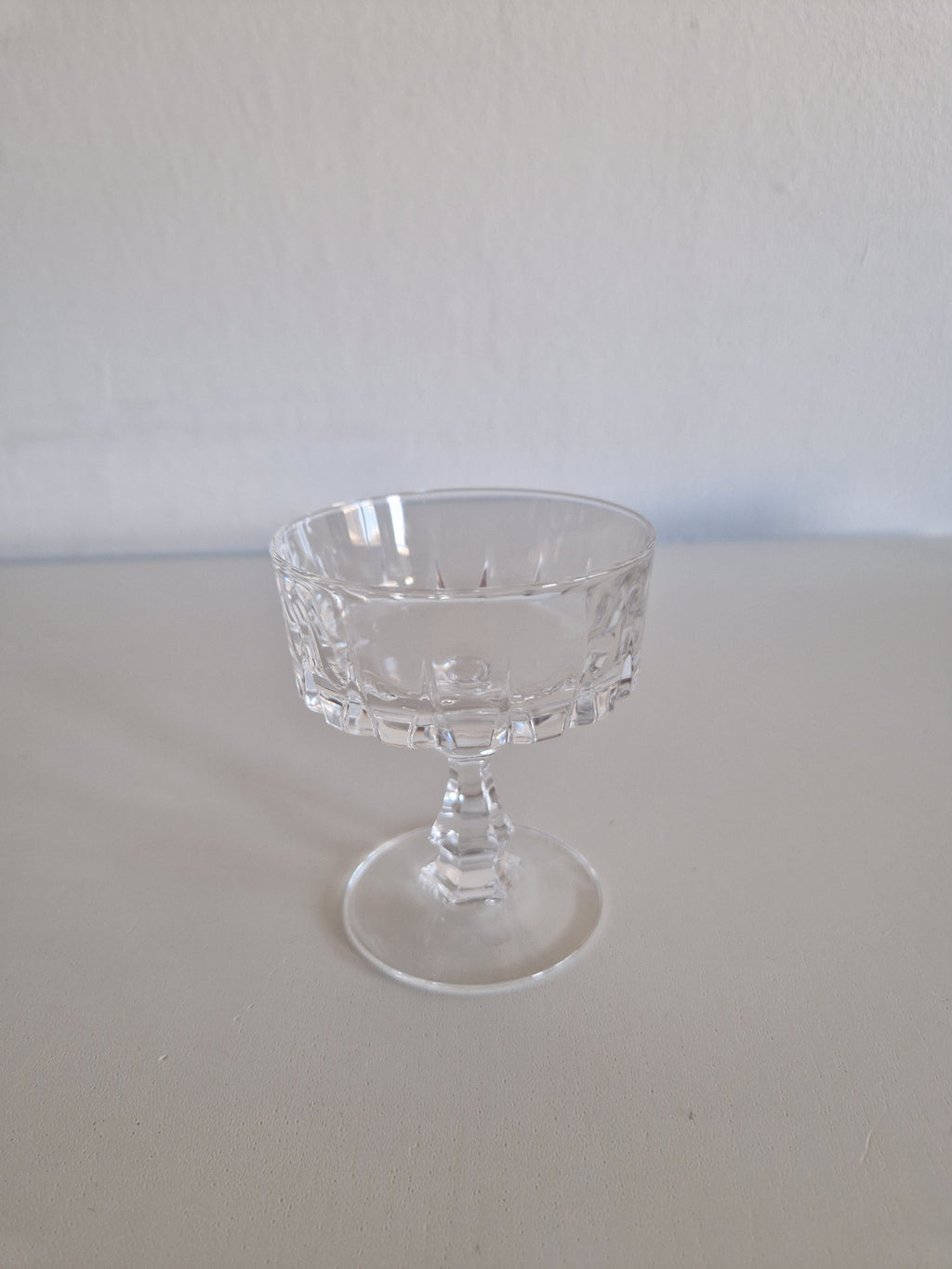 Französische Vintage Kristall-Likörkelche | 6er Set | Blockfacetten-Presskristall | Mitte bis Ende 20. Jahrhundert