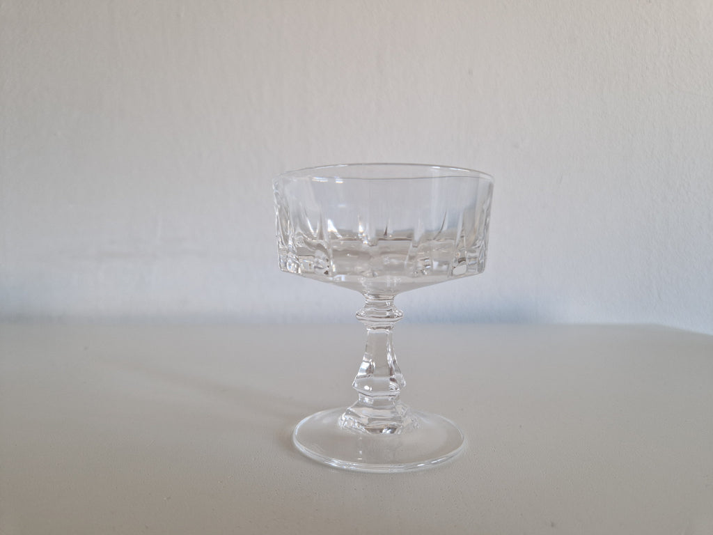 Französische Vintage Kristall-Likörkelche | 6er Set | Blockfacetten-Presskristall | Mitte bis Ende 20. Jahrhundert
