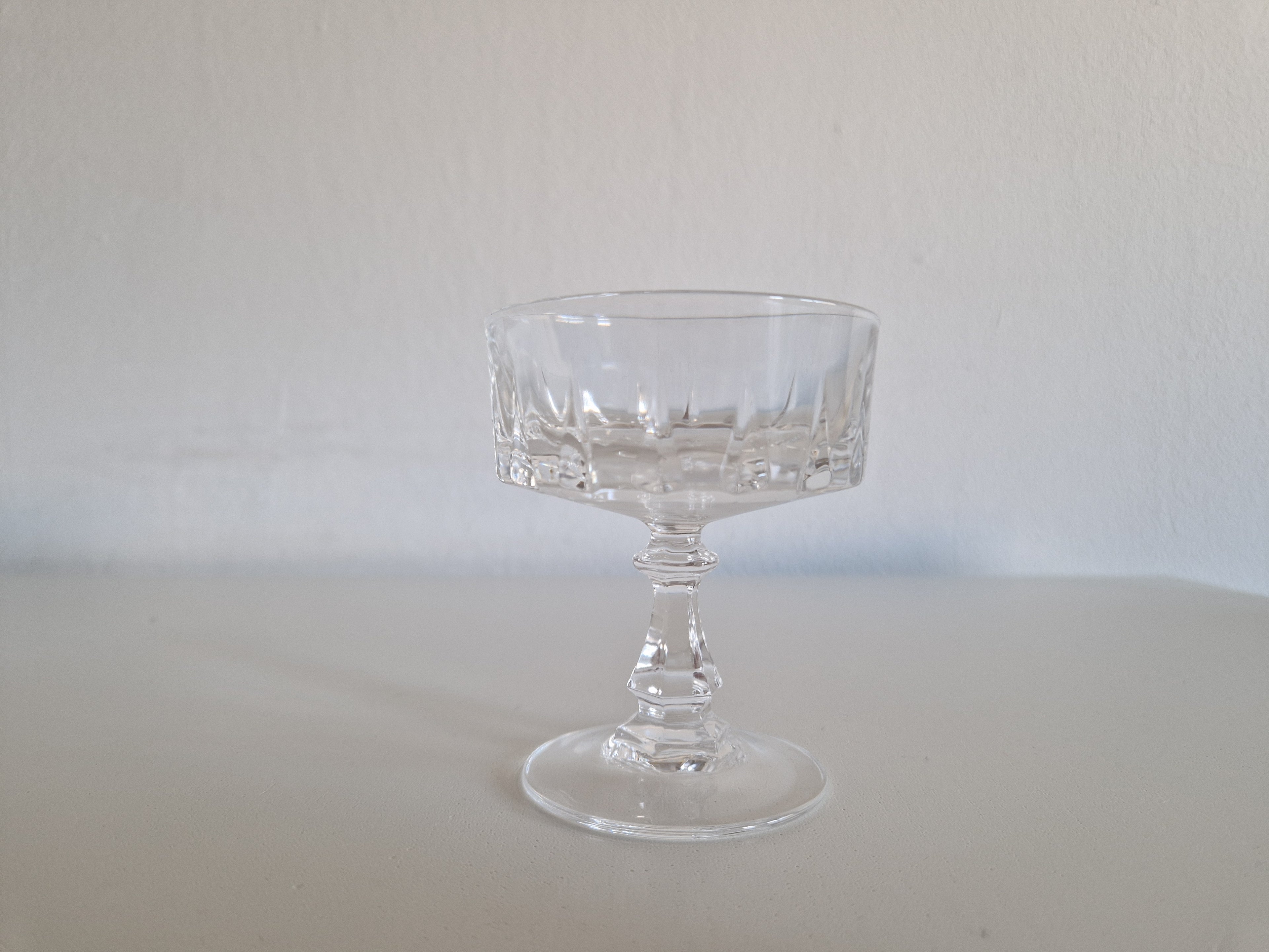 Französische Vintage Kristall-Likörkelche | 6er Set | Blockfacetten-Presskristall | Mitte bis Ende 20. Jahrhundert