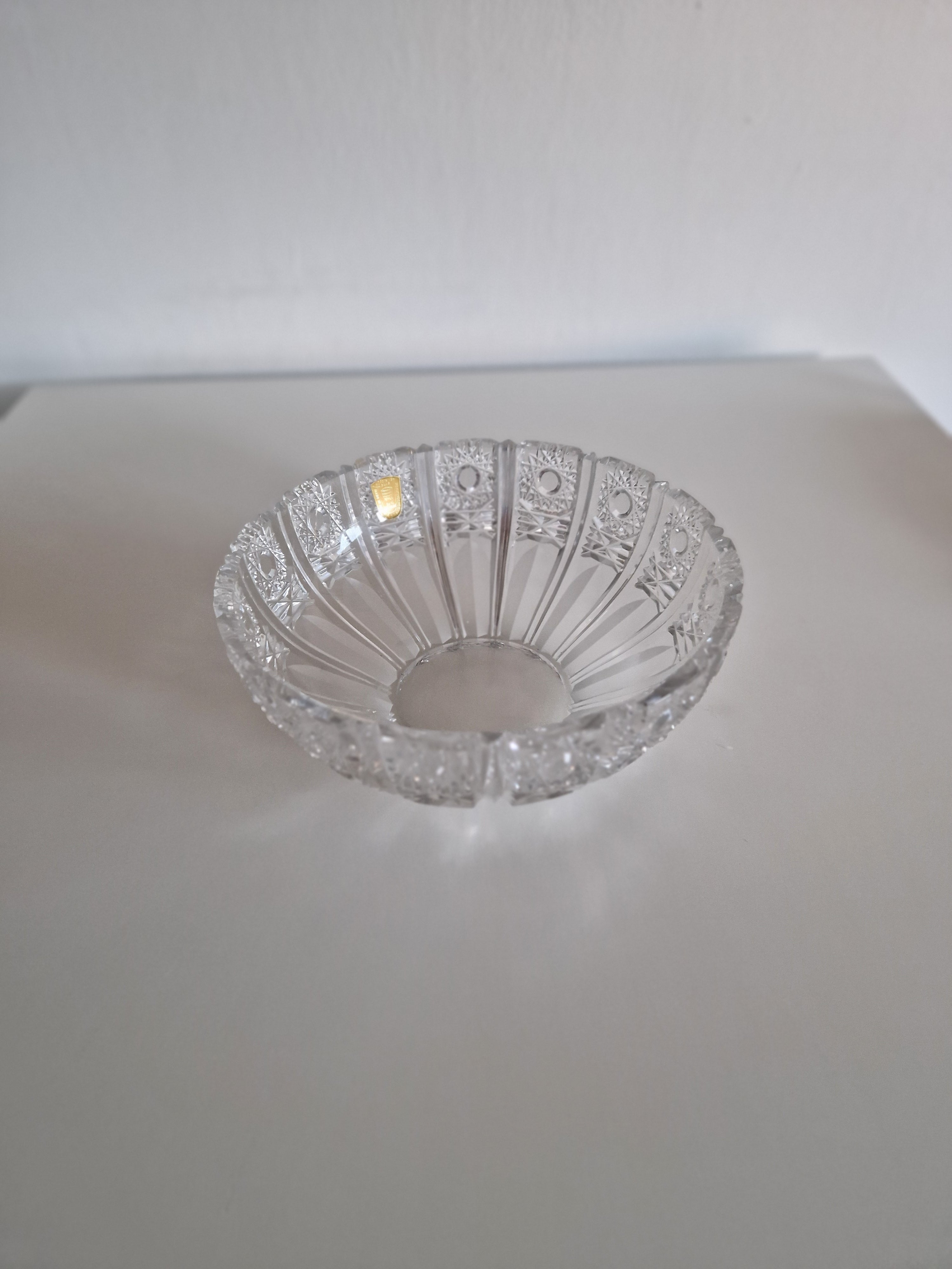 Vintage Österreichische handgeschliffene Bleikristallschale | 24 % Bleiglas | Brillantes Stern- und Fächermuster, ca. Mitte-Ende 20. Jahrhundert