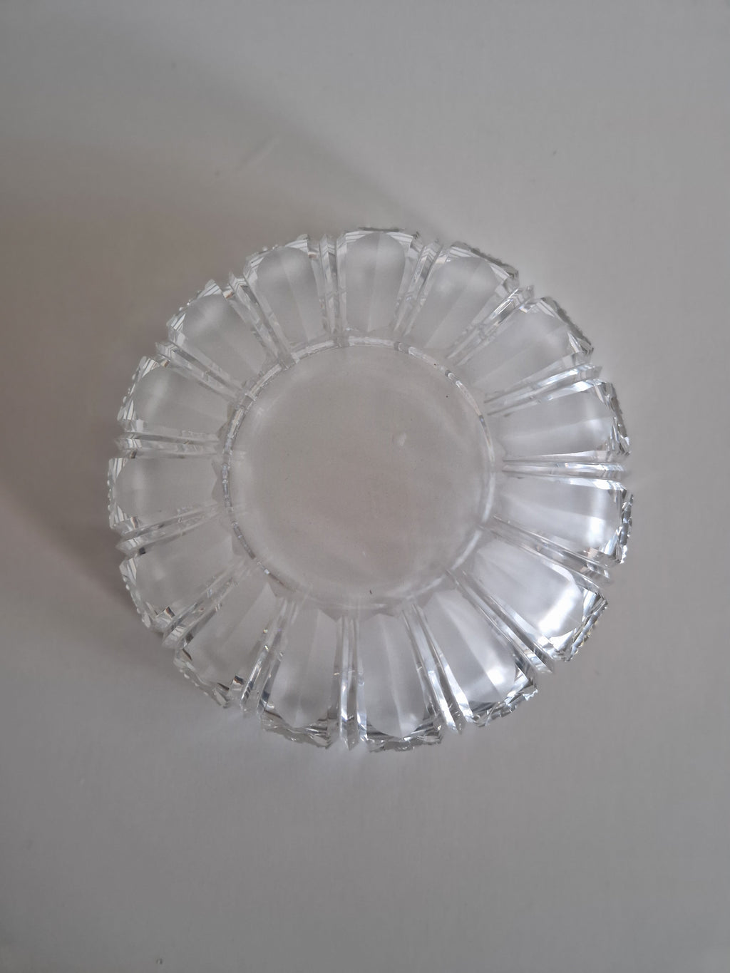 Vintage Österreichische handgeschliffene Bleikristallschale | 24 % Bleiglas | Brillantes Stern- und Fächermuster, ca. Mitte-Ende 20. Jahrhundert
