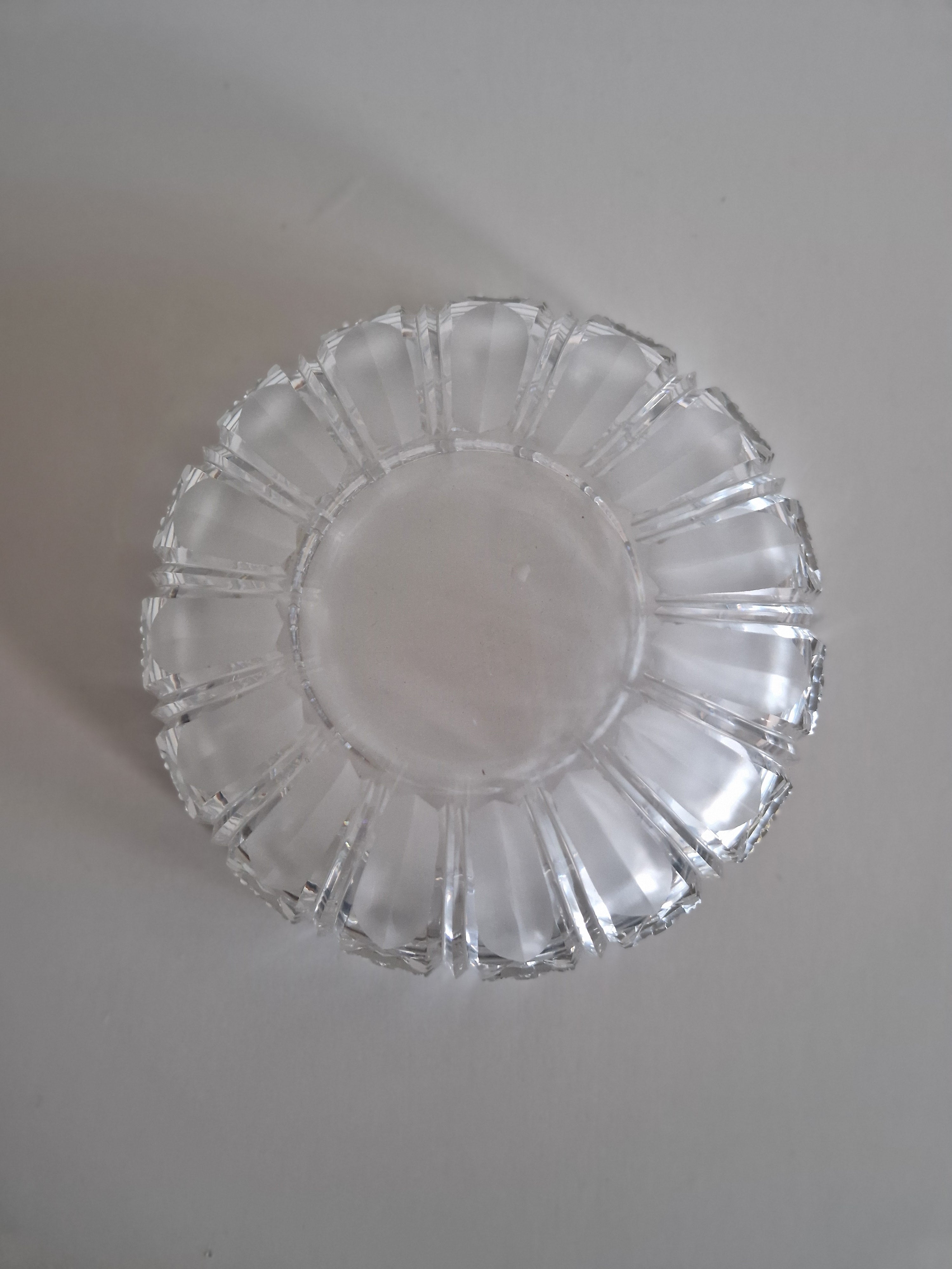 Vintage Österreichische handgeschliffene Bleikristallschale | 24 % Bleiglas | Brillantes Stern- und Fächermuster, ca. Mitte-Ende 20. Jahrhundert
