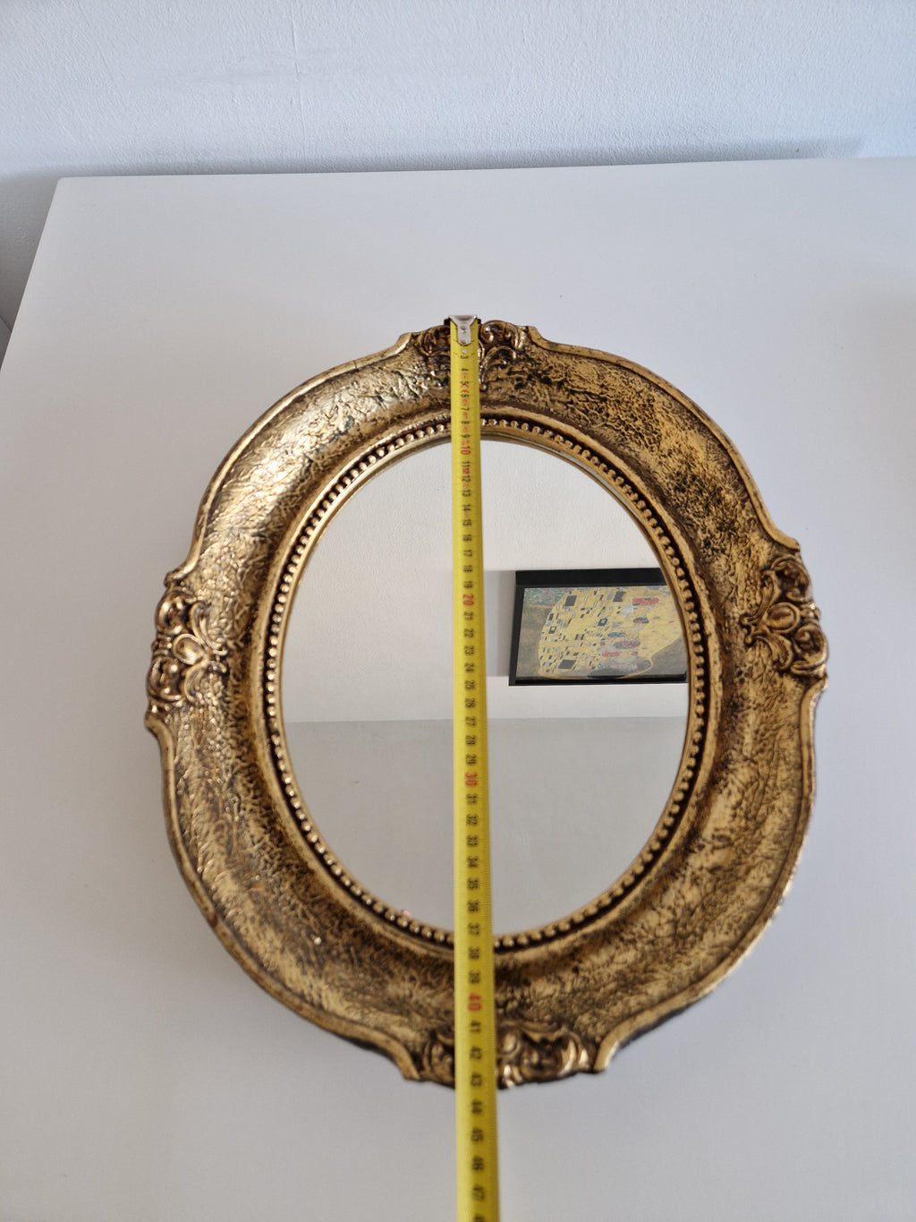 Barocker ovaler vergoldeter Spiegel – breiter geprägter Goldrahmen, 41 × 50 cm