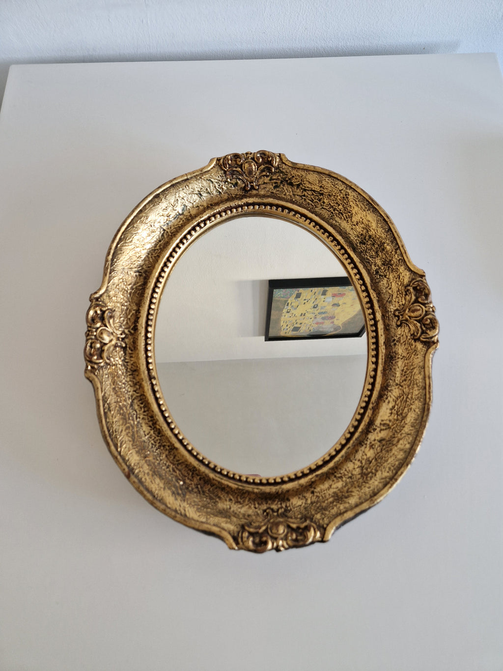 Barocker ovaler vergoldeter Spiegel – breiter geprägter Goldrahmen, 41 × 50 cm