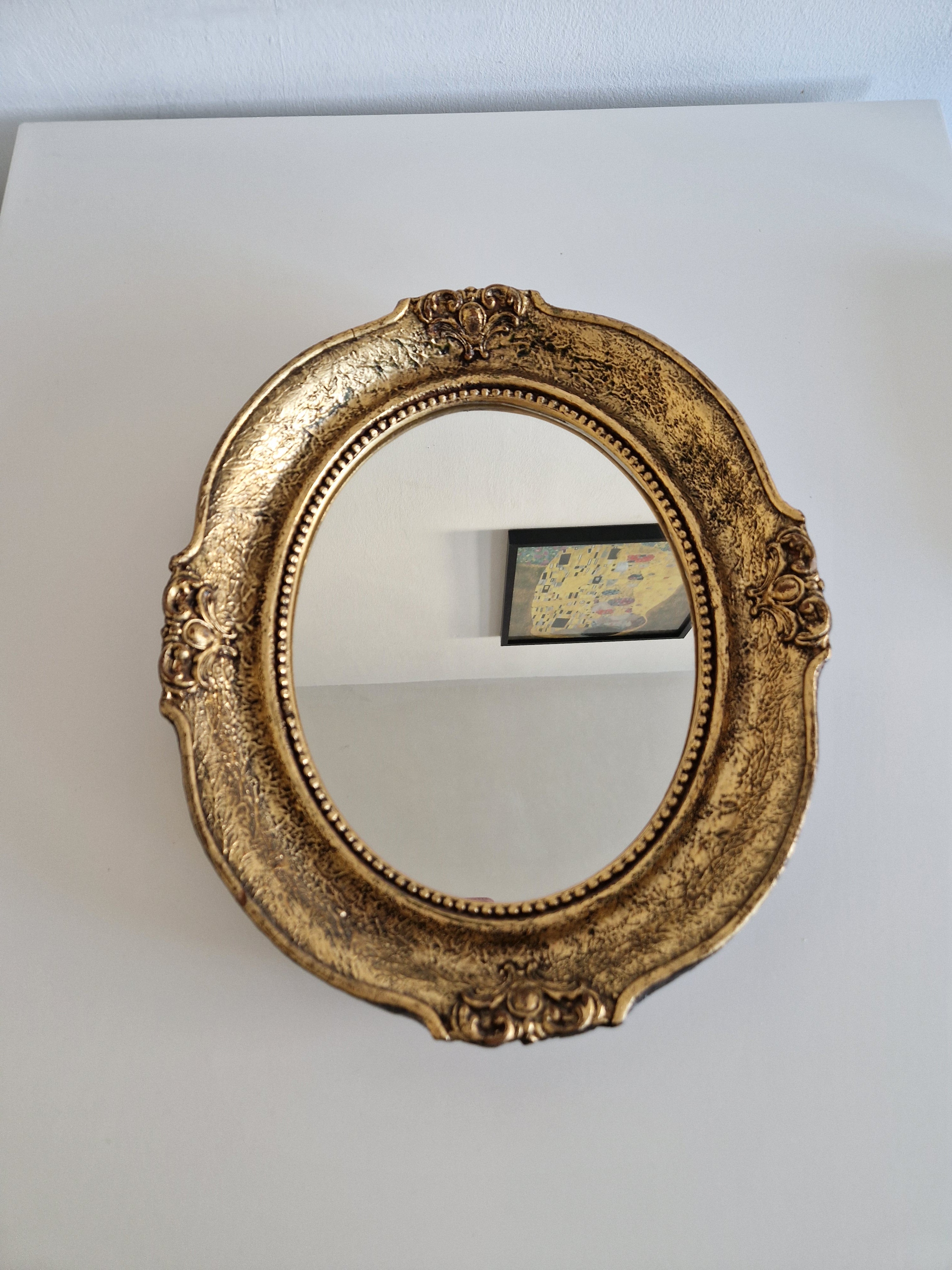 Barocker ovaler vergoldeter Spiegel – breiter geprägter Goldrahmen, 41 × 50 cm