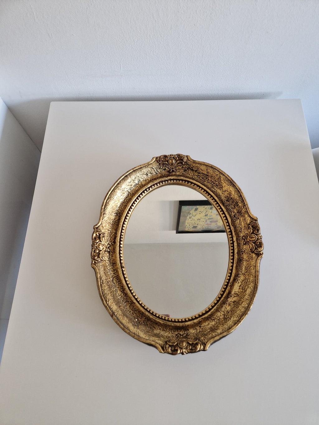 Barocker ovaler vergoldeter Spiegel – breiter geprägter Goldrahmen, 41 × 50 cm