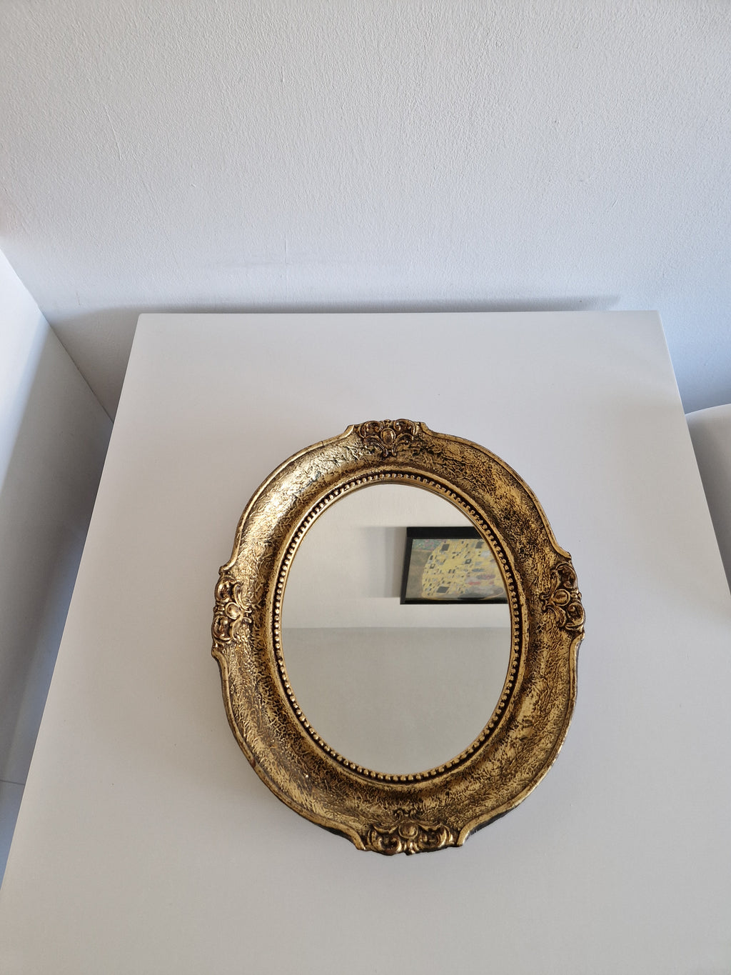 Barocker ovaler vergoldeter Spiegel – breiter geprägter Goldrahmen, 41 × 50 cm