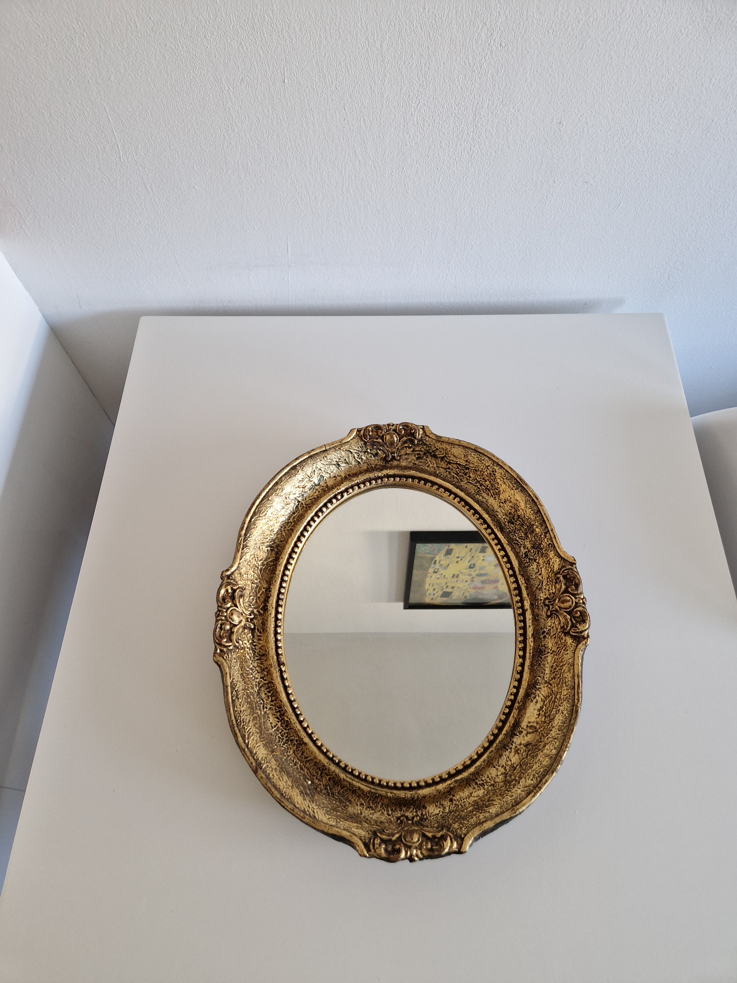 Barocker ovaler vergoldeter Spiegel – breiter geprägter Goldrahmen, 41 × 50 cm
