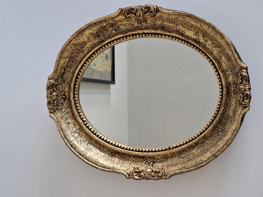 Barocker ovaler vergoldeter Spiegel – breiter geprägter Goldrahmen, 41 × 50 cm
