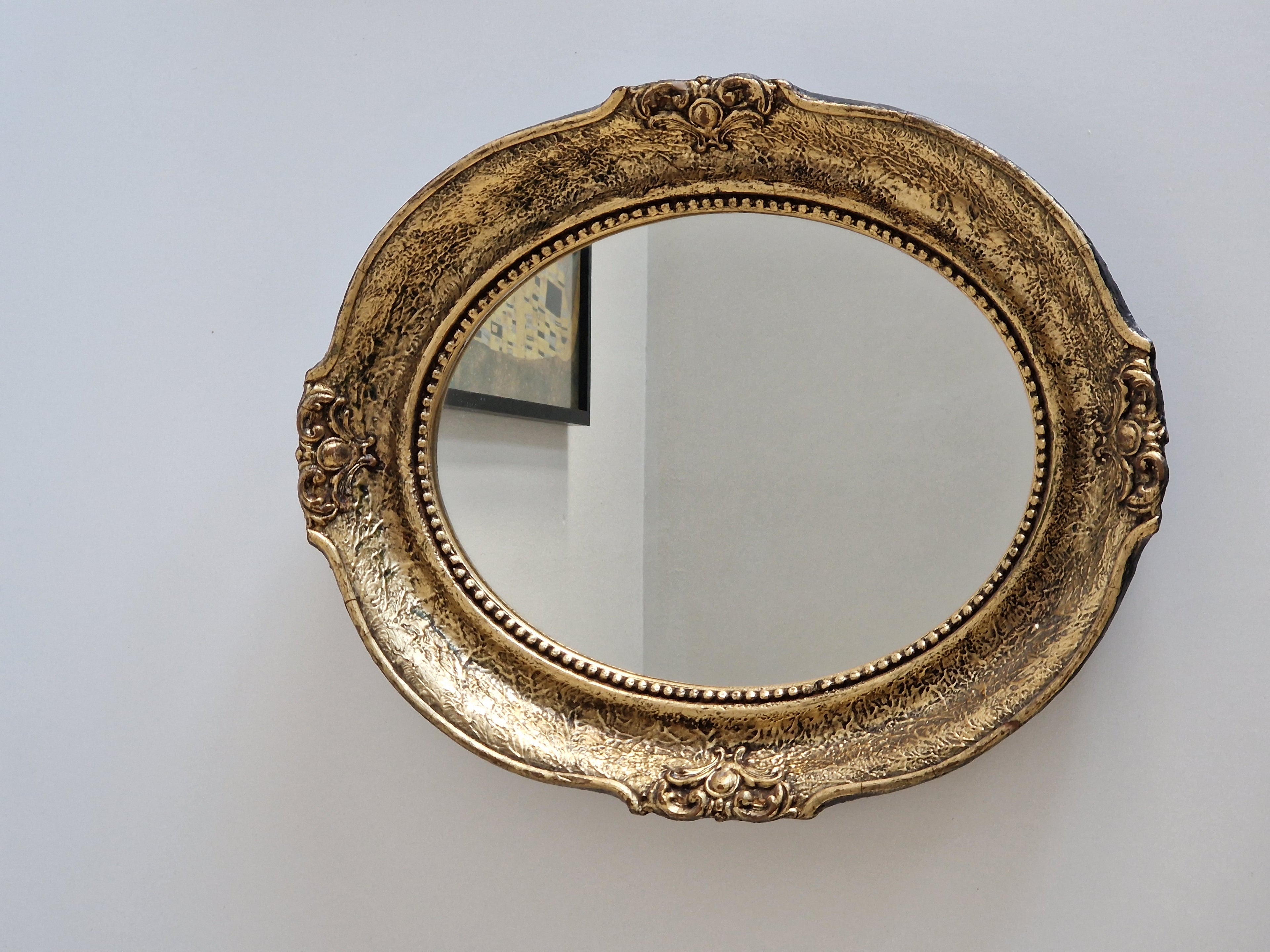 Barocker ovaler vergoldeter Spiegel – breiter geprägter Goldrahmen, 41 × 50 cm