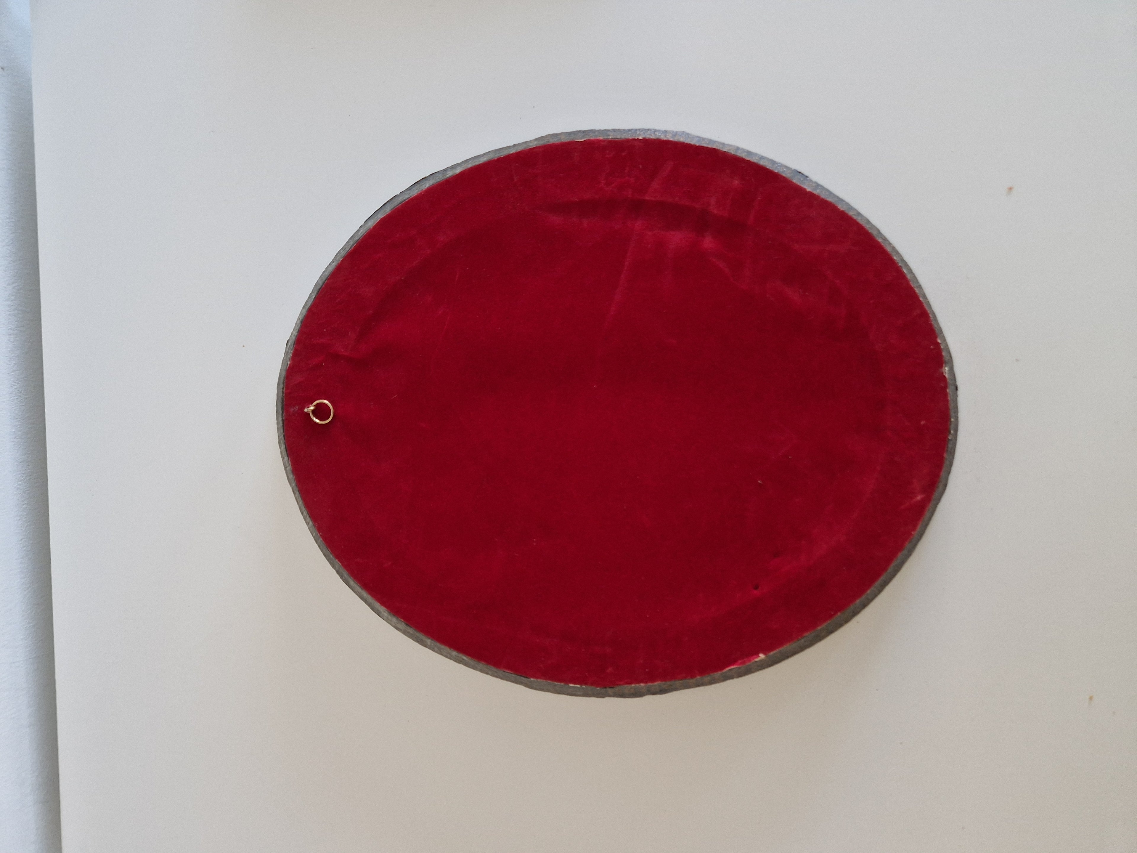 Barocker ovaler vergoldeter Spiegel – breiter geprägter Goldrahmen, 41 × 50 cm