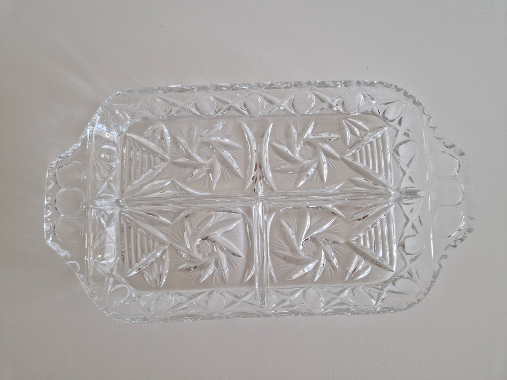 Plat de service rectangulaire en verre pressé vintage, à sections, motif « Pinwheel & Diamond », avec poignées à onglets