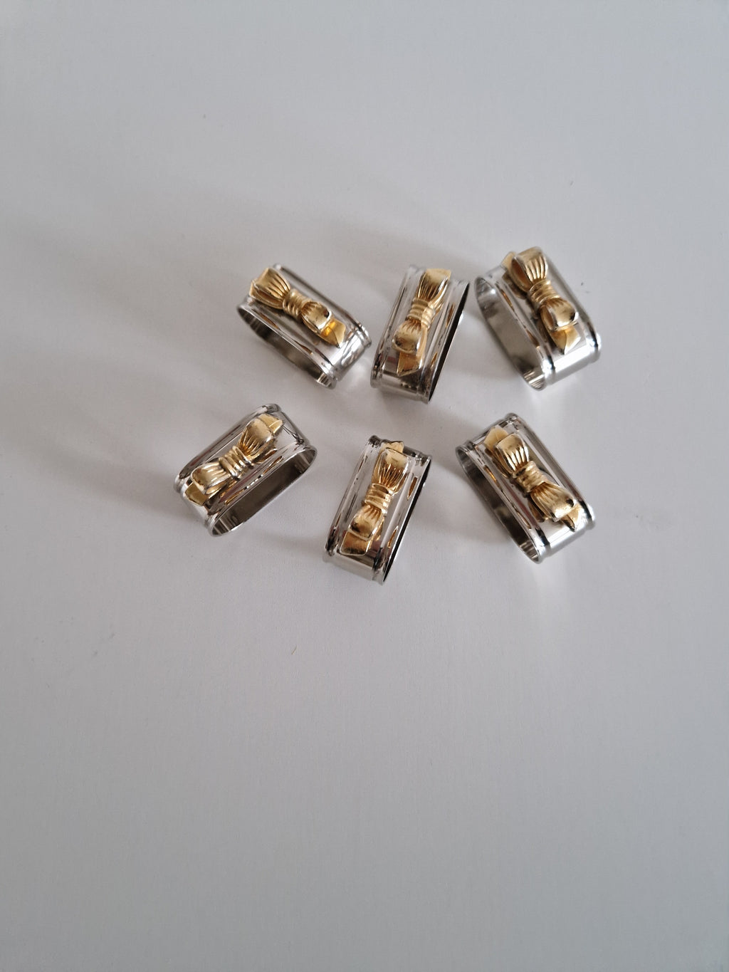 Lot de 6 ronds de serviette argentés avec nœud doré