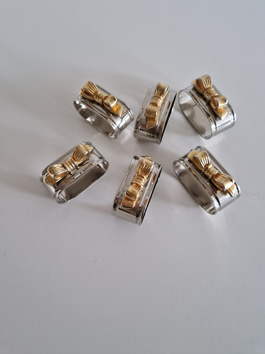 Lot de 6 ronds de serviette argentés avec nœud doré