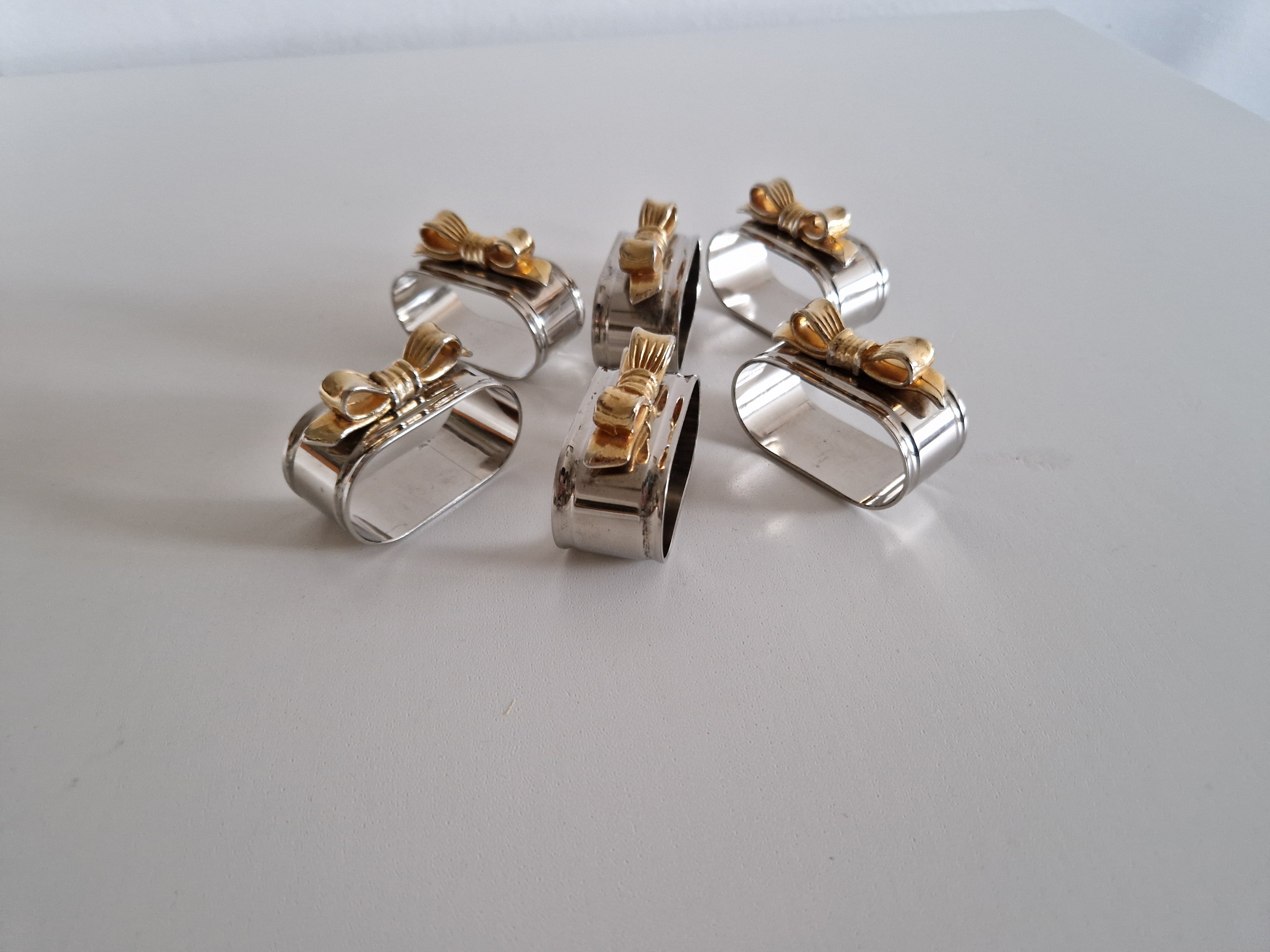 Lot de 6 ronds de serviette argentés avec nœud doré