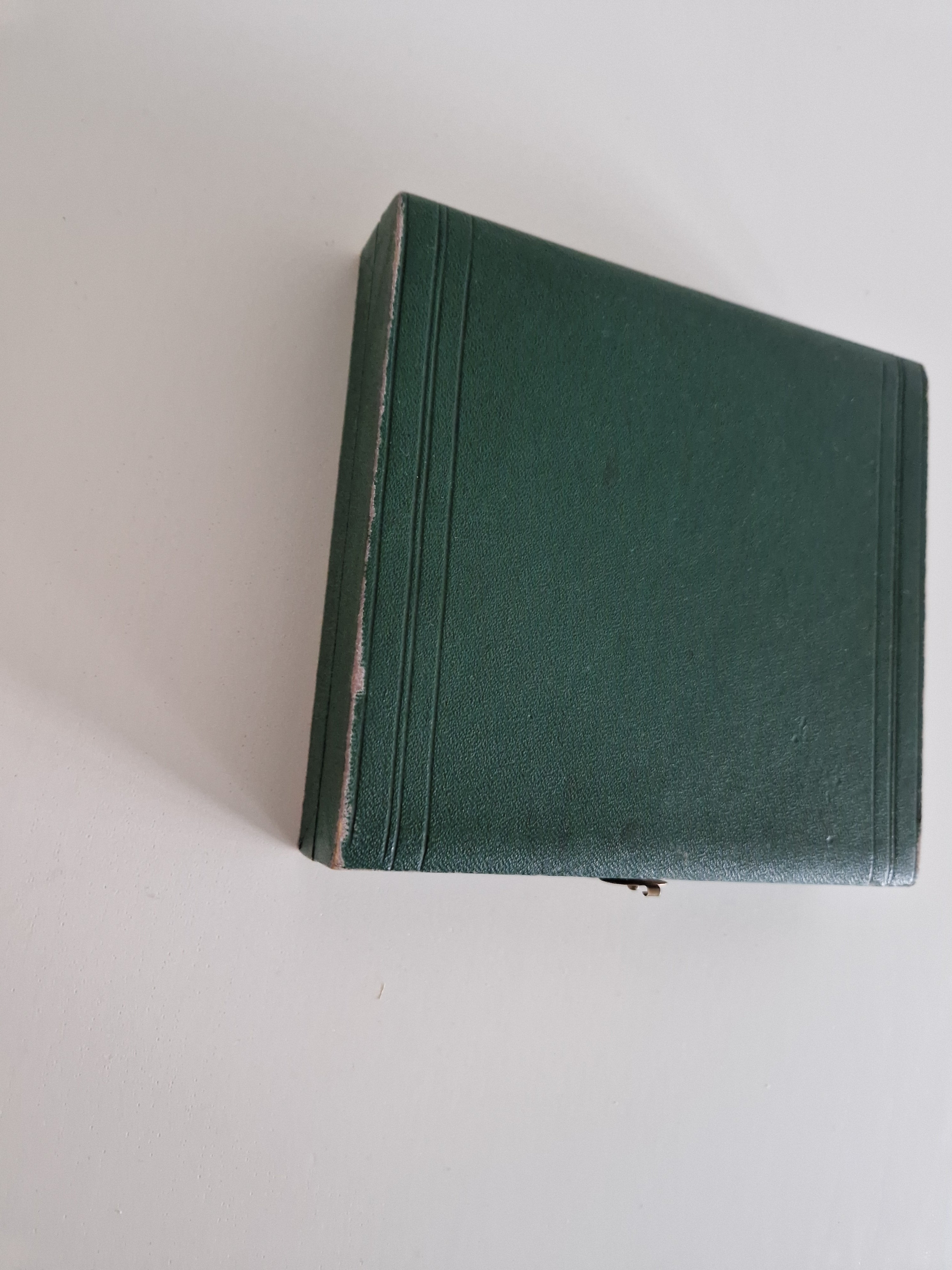 6 versilberte Teelöffel – Rat-Tail / Old English Muster | Original grüne Kunstlederbox mit blauem Satineinsatz & Messingverschluss | 12 cm