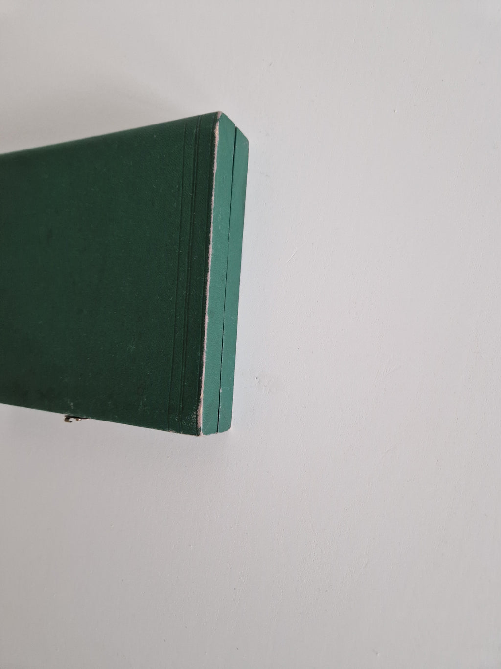 6 versilberte Teelöffel – Rat-Tail / Old English Muster | Original grüne Kunstlederbox mit blauem Satineinsatz & Messingverschluss | 12 cm