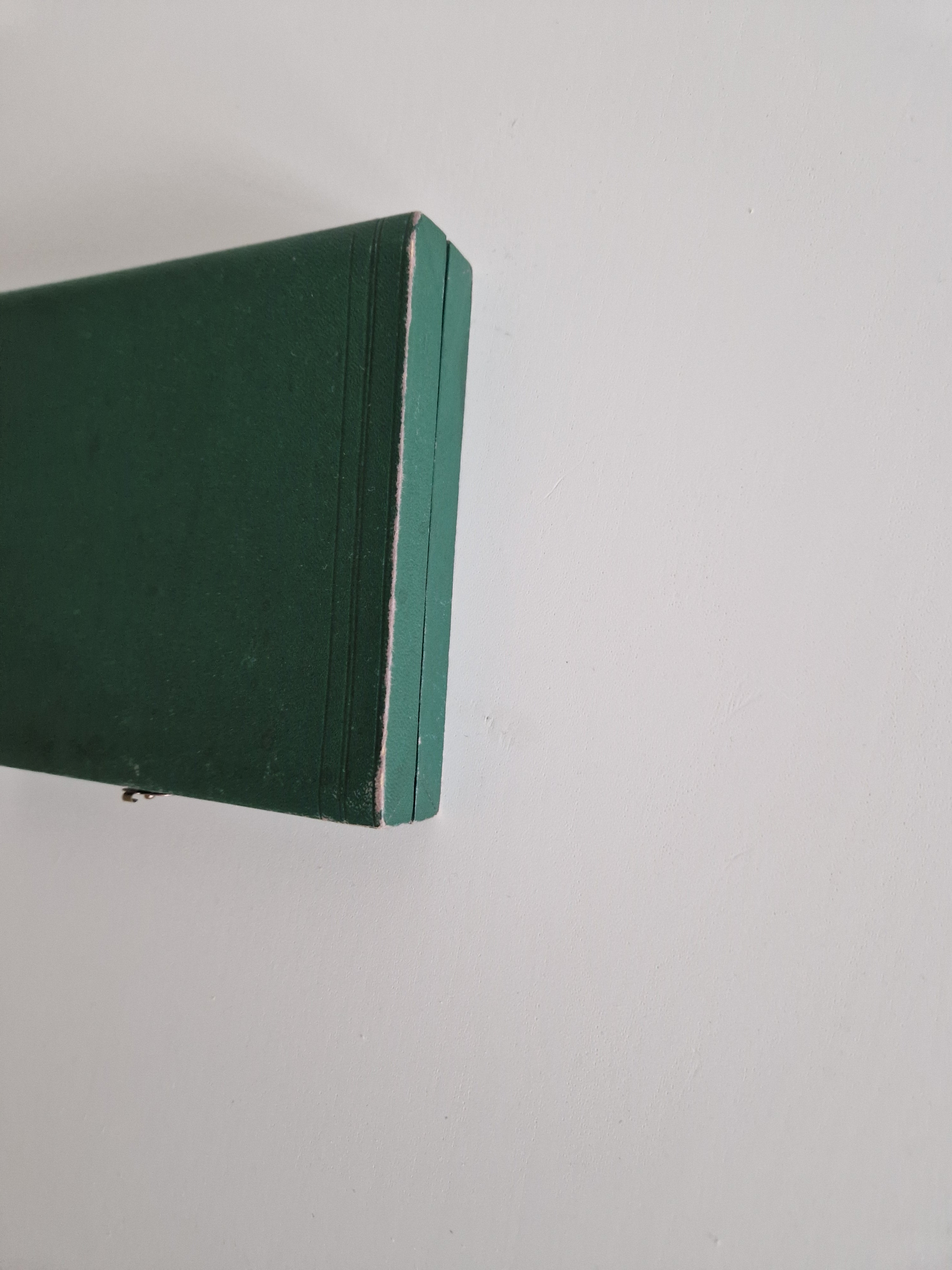 6 versilberte Teelöffel – Rat-Tail / Old English Muster | Original grüne Kunstlederbox mit blauem Satineinsatz & Messingverschluss | 12 cm