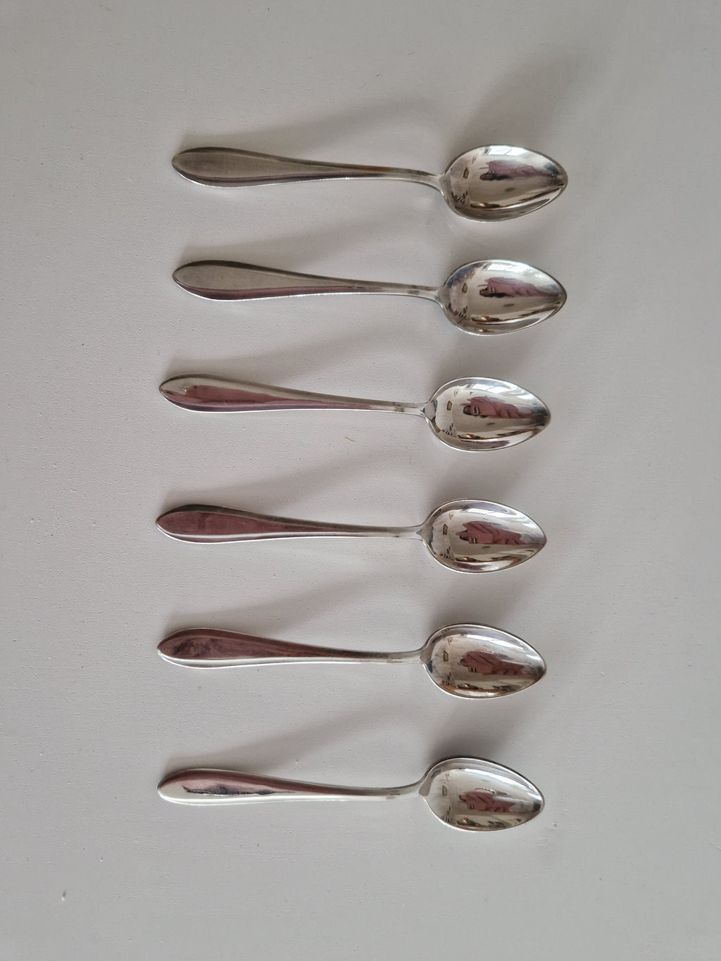 6 versilberte Teelöffel – Rat-Tail / Old English Muster | Original grüne Kunstlederbox mit blauem Satineinsatz & Messingverschluss | 12 cm