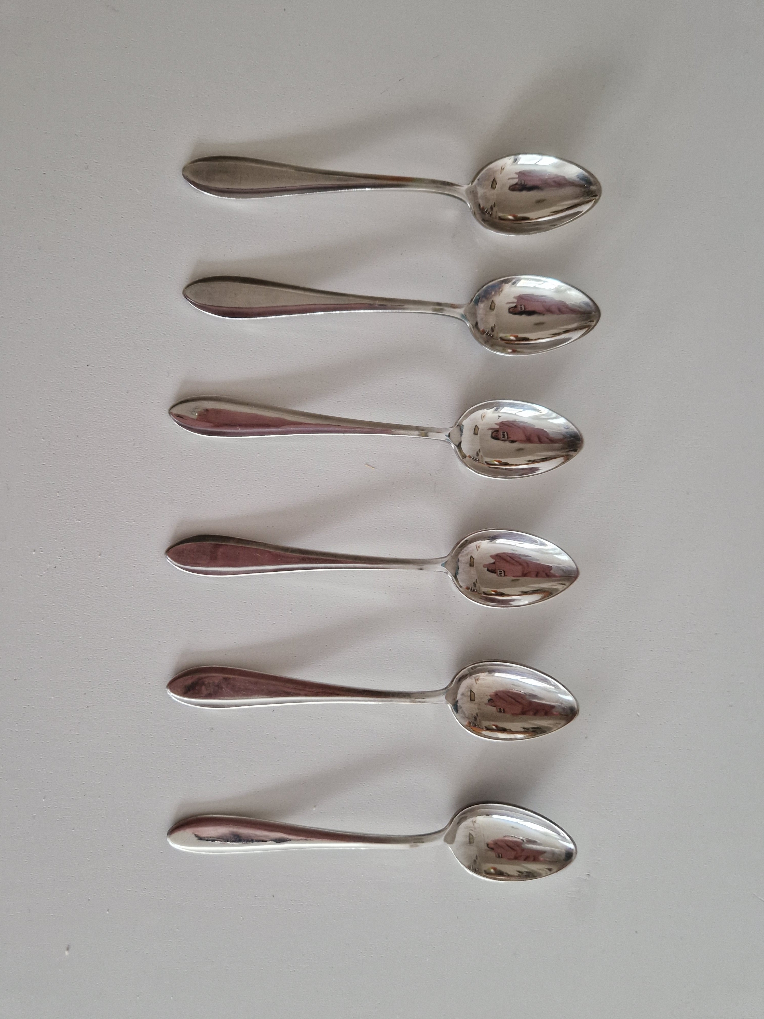 6 versilberte Teelöffel – Rat-Tail / Old English Muster | Original grüne Kunstlederbox mit blauem Satineinsatz & Messingverschluss | 12 cm