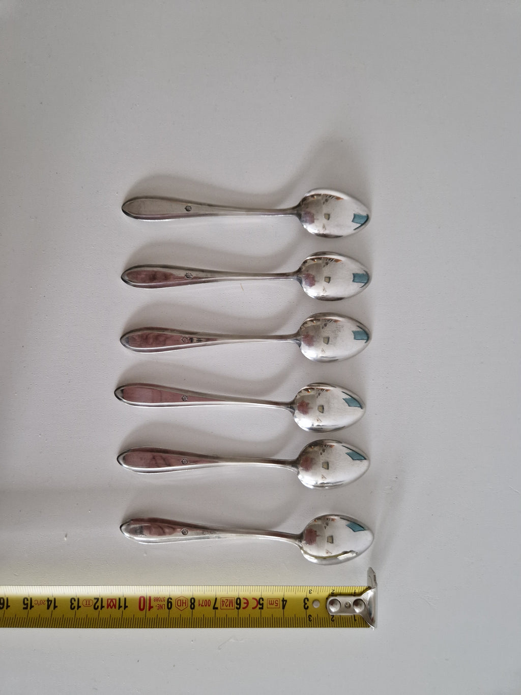 6 versilberte Teelöffel – Rat-Tail / Old English Muster | Original grüne Kunstlederbox mit blauem Satineinsatz & Messingverschluss | 12 cm