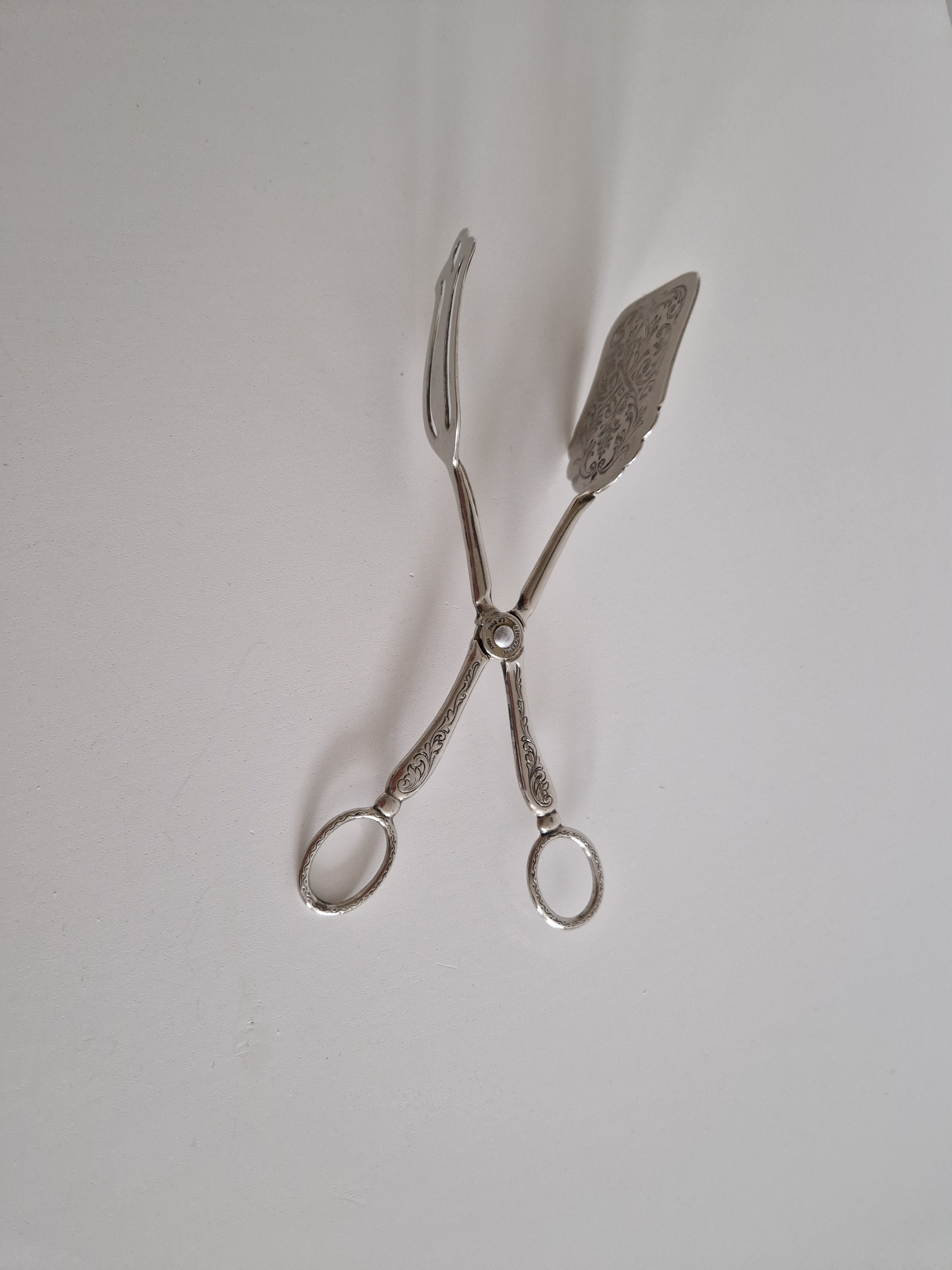 Pince à pâtisserie et gâteau italienne plaquée argent – Lame gravée acanthe rococo | Action ciseaux avec anneaux de doigt | E.P. Silverplated Italy | 20 cm