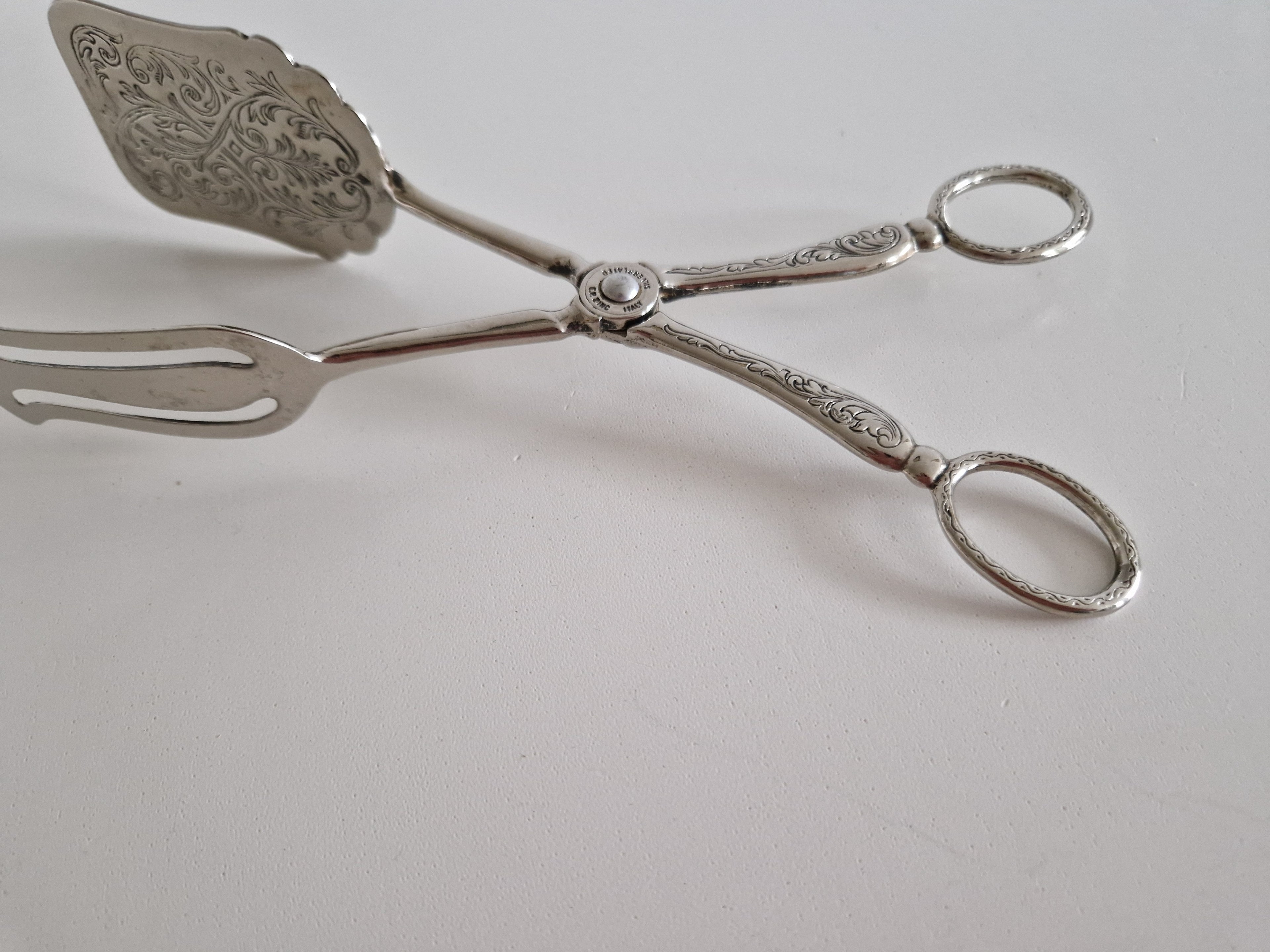 Pince à pâtisserie et gâteau italienne plaquée argent – Lame gravée acanthe rococo | Action ciseaux avec anneaux de doigt | E.P. Silverplated Italy | 20 cm
