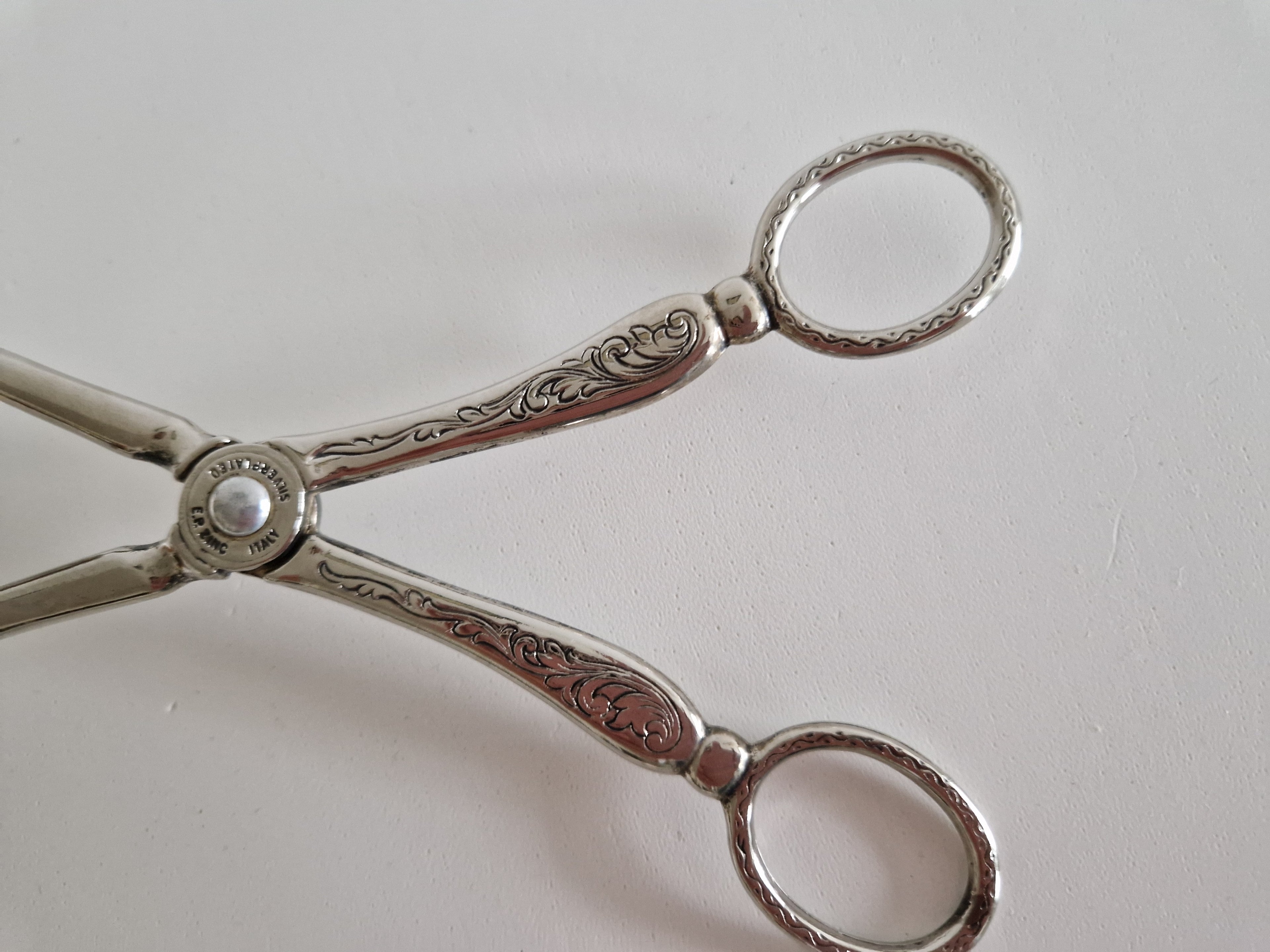 Pince à pâtisserie et gâteau italienne plaquée argent – Lame gravée acanthe rococo | Action ciseaux avec anneaux de doigt | E.P. Silverplated Italy | 20 cm