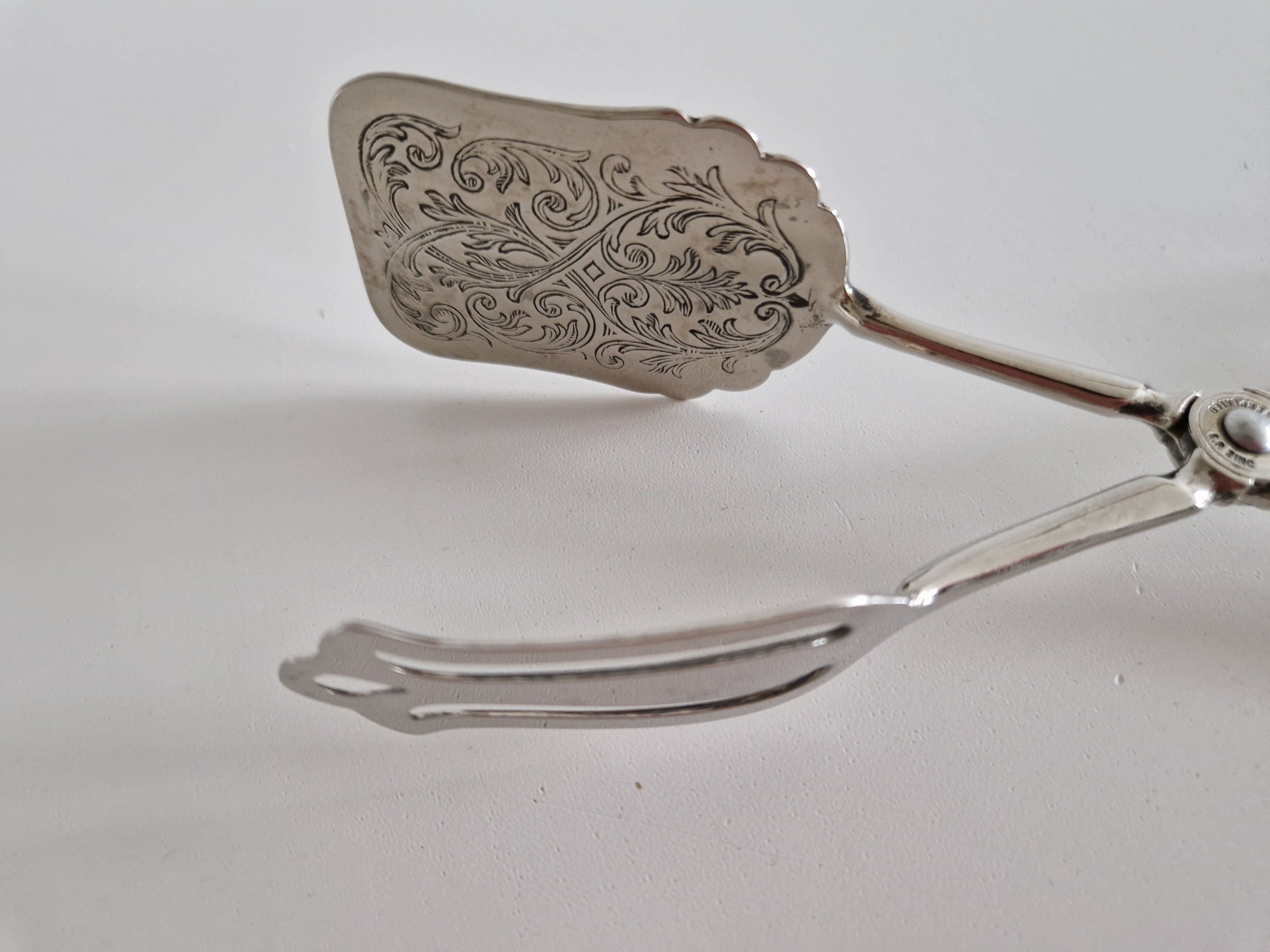 Pince à pâtisserie et gâteau italienne plaquée argent – Lame gravée acanthe rococo | Action ciseaux avec anneaux de doigt | E.P. Silverplated Italy | 20 cm