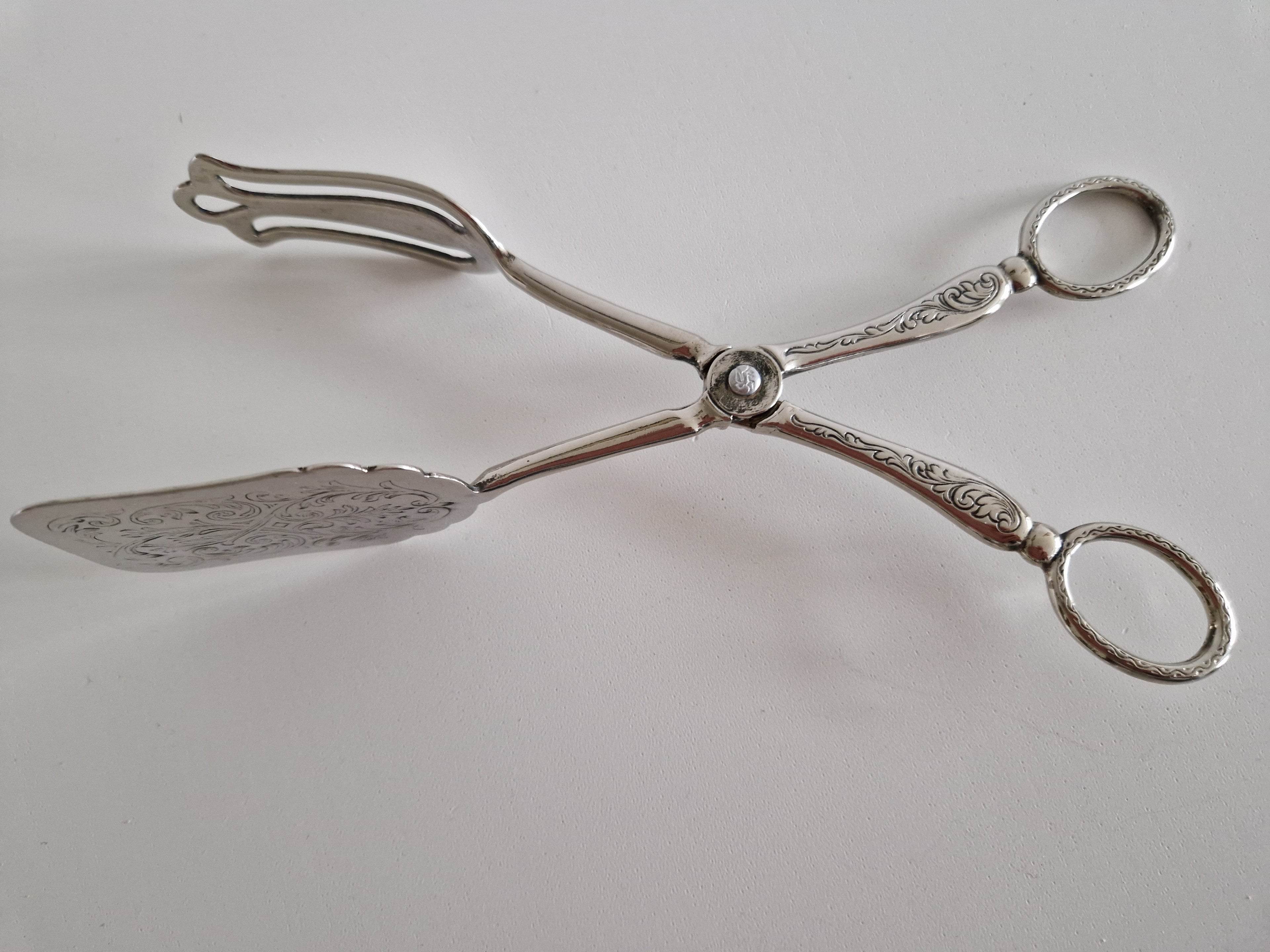 Pince à pâtisserie et gâteau italienne plaquée argent – Lame gravée acanthe rococo | Action ciseaux avec anneaux de doigt | E.P. Silverplated Italy | 20 cm