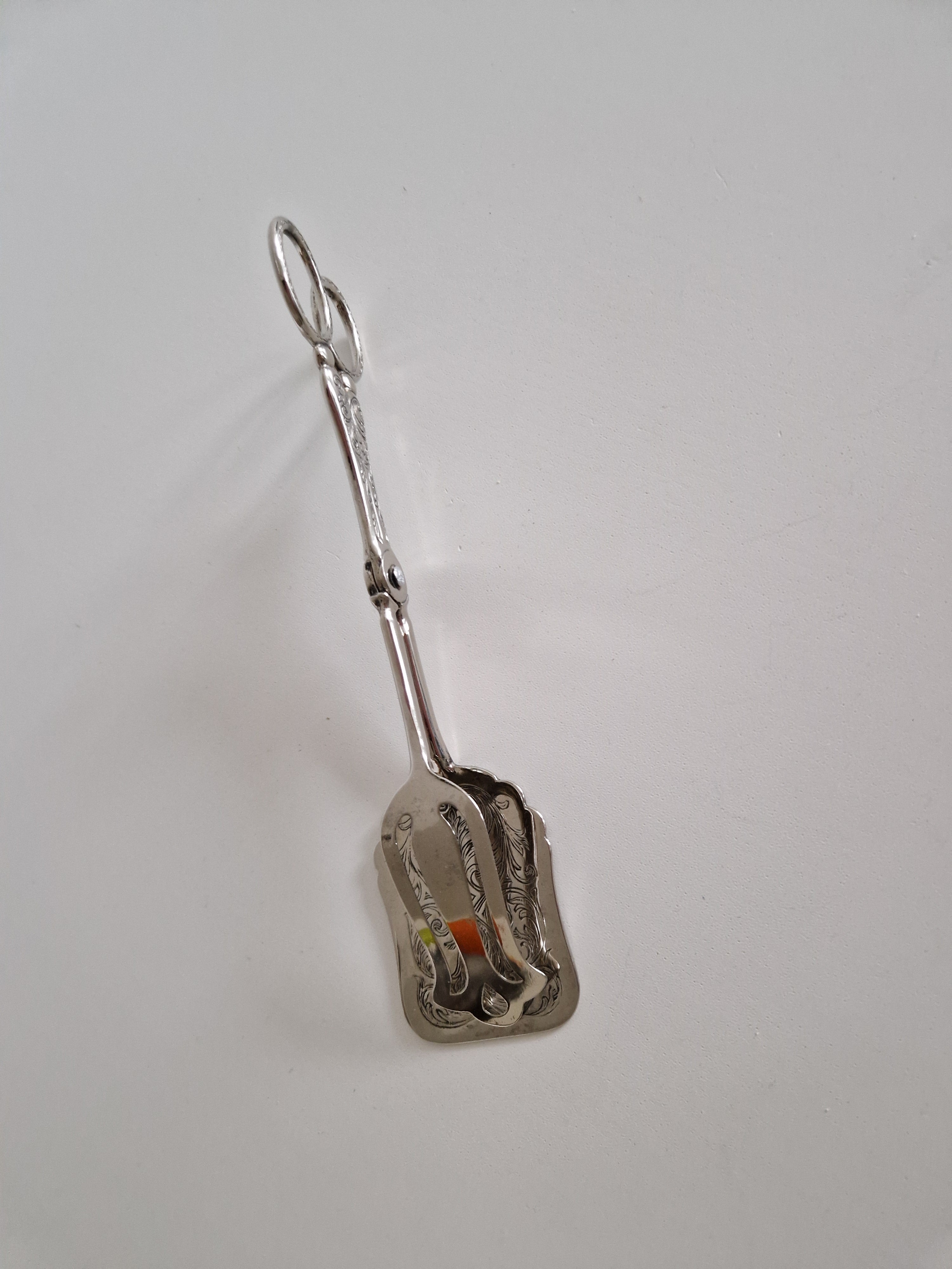 Pince à pâtisserie et gâteau italienne plaquée argent – Lame gravée acanthe rococo | Action ciseaux avec anneaux de doigt | E.P. Silverplated Italy | 20 cm