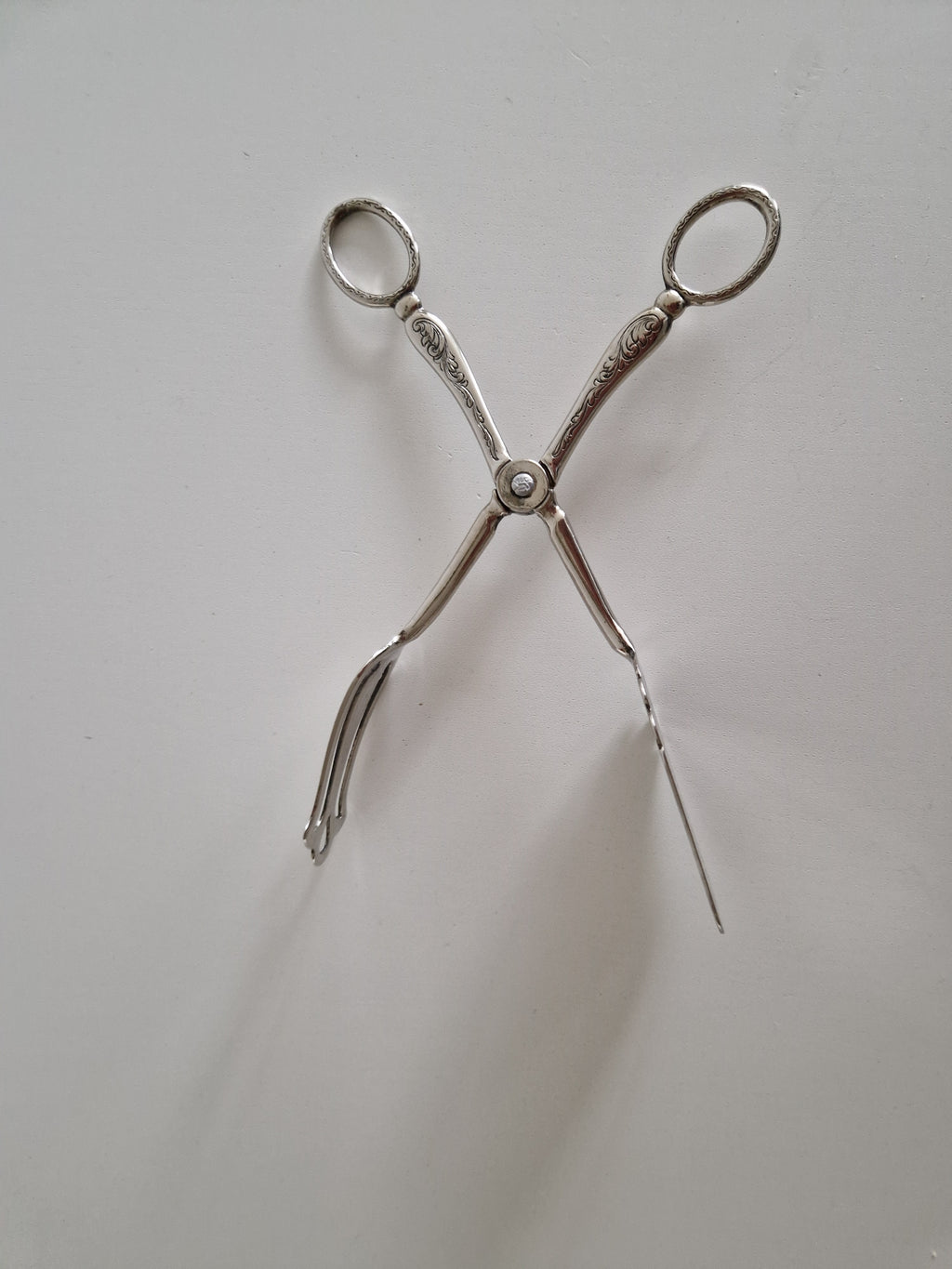 Pince à pâtisserie et gâteau italienne plaquée argent – Lame gravée acanthe rococo | Action ciseaux avec anneaux de doigt | E.P. Silverplated Italy | 20 cm