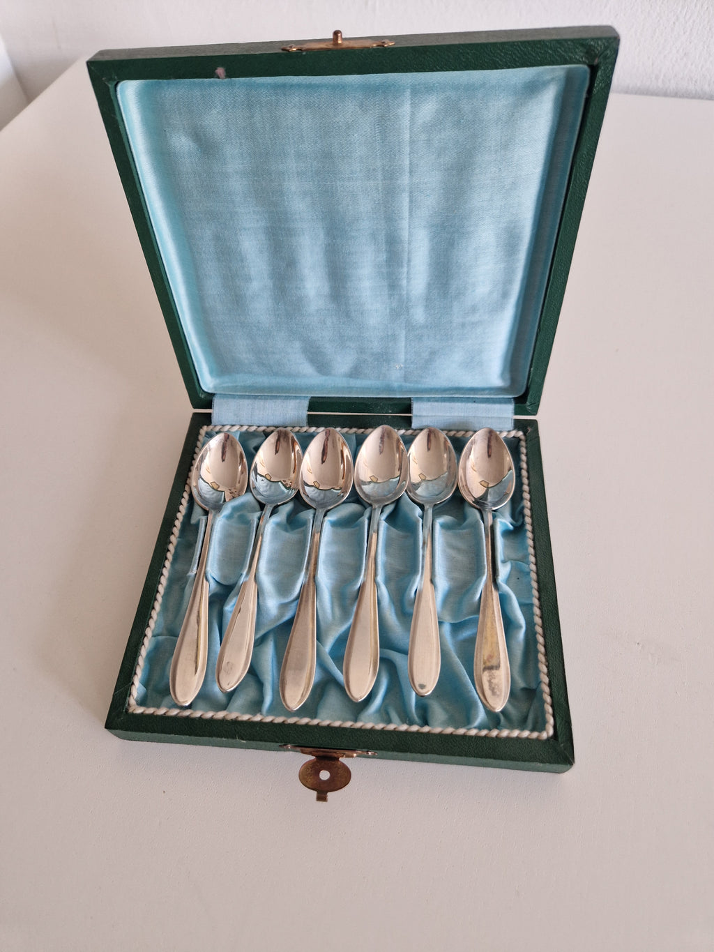 6 versilberte Teelöffel – Rat-Tail / Old English Muster | Original grüne Kunstlederbox mit blauem Satineinsatz & Messingverschluss | 12 cm