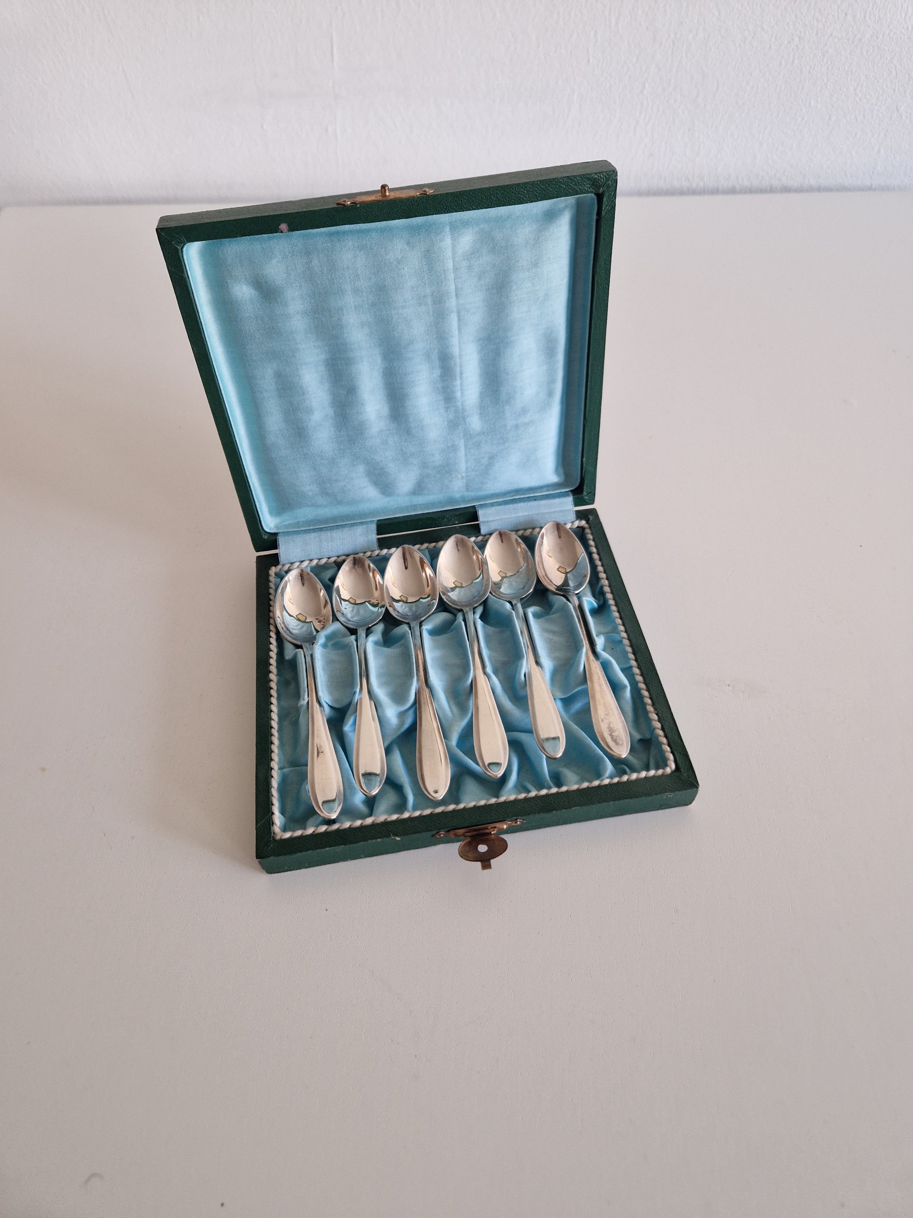 6 versilberte Teelöffel – Rat-Tail / Old English Muster | Original grüne Kunstlederbox mit blauem Satineinsatz & Messingverschluss | 12 cm