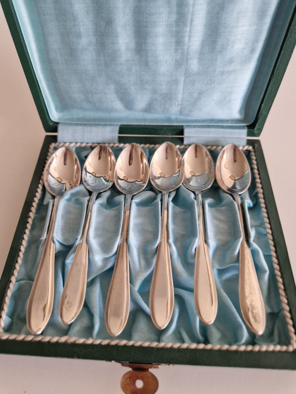 6 versilberte Teelöffel – Rat-Tail / Old English Muster | Original grüne Kunstlederbox mit blauem Satineinsatz & Messingverschluss | 12 cm