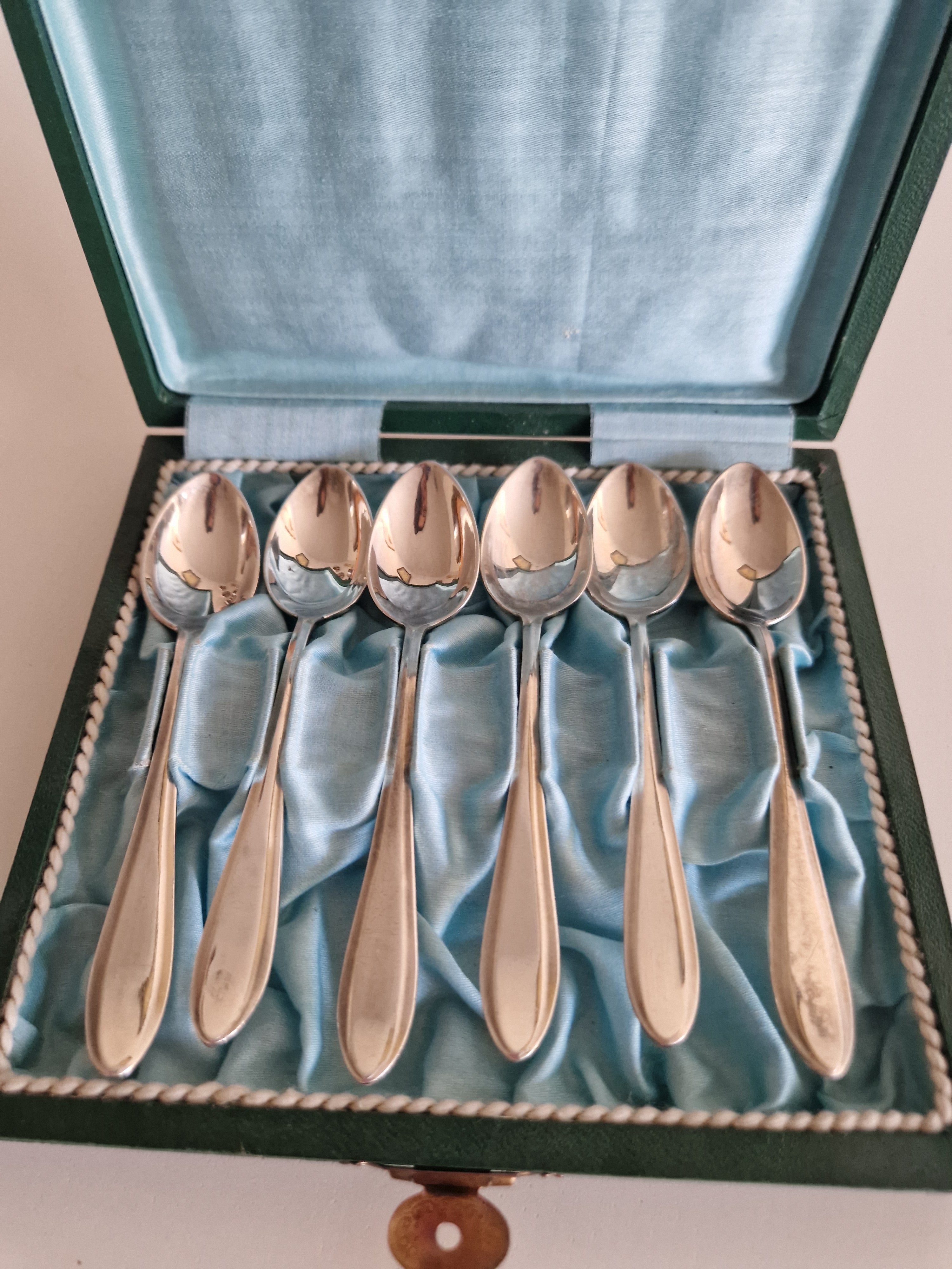 6 versilberte Teelöffel – Rat-Tail / Old English Muster | Original grüne Kunstlederbox mit blauem Satineinsatz & Messingverschluss | 12 cm