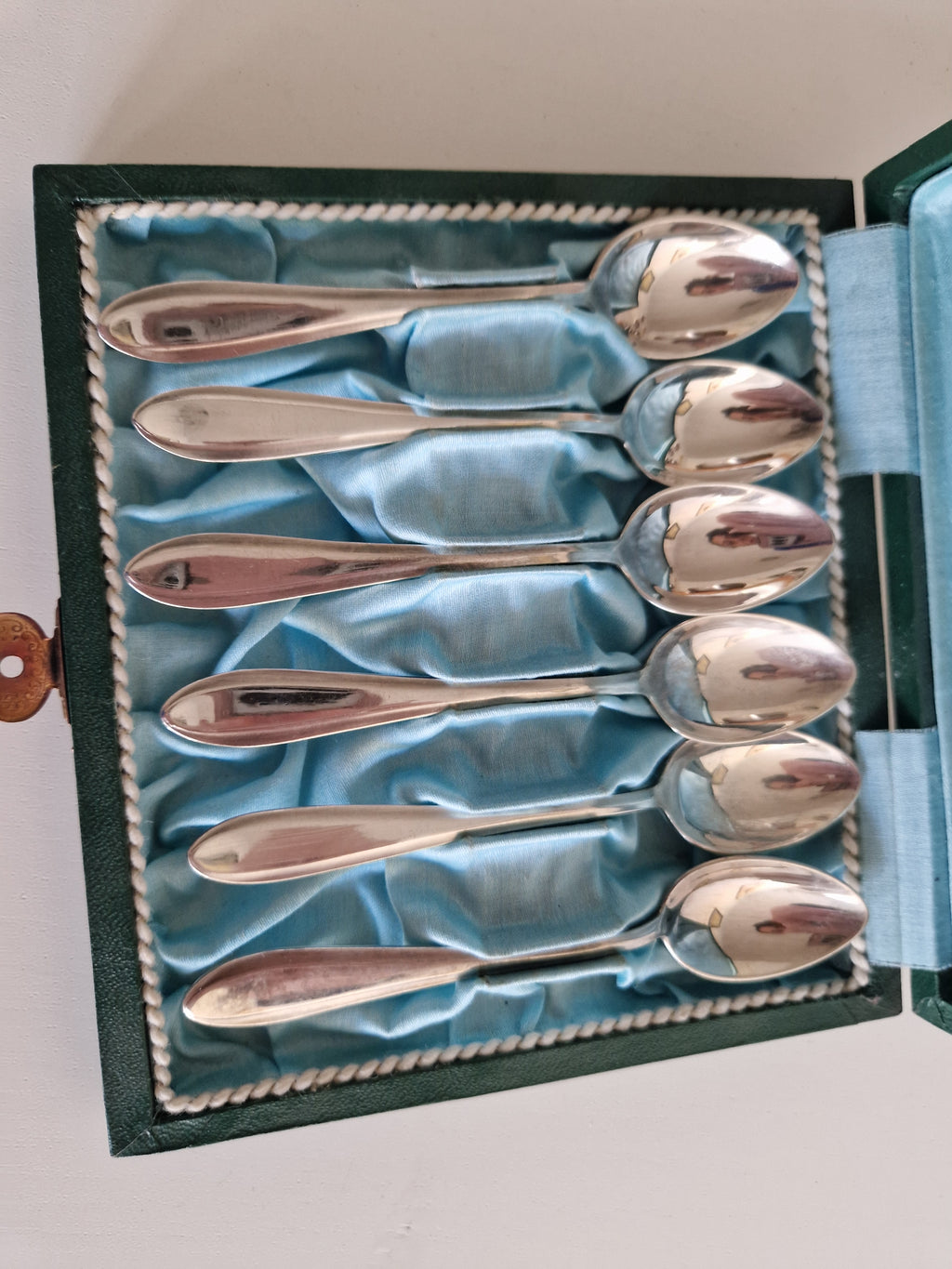 6 versilberte Teelöffel – Rat-Tail / Old English Muster | Original grüne Kunstlederbox mit blauem Satineinsatz & Messingverschluss | 12 cm